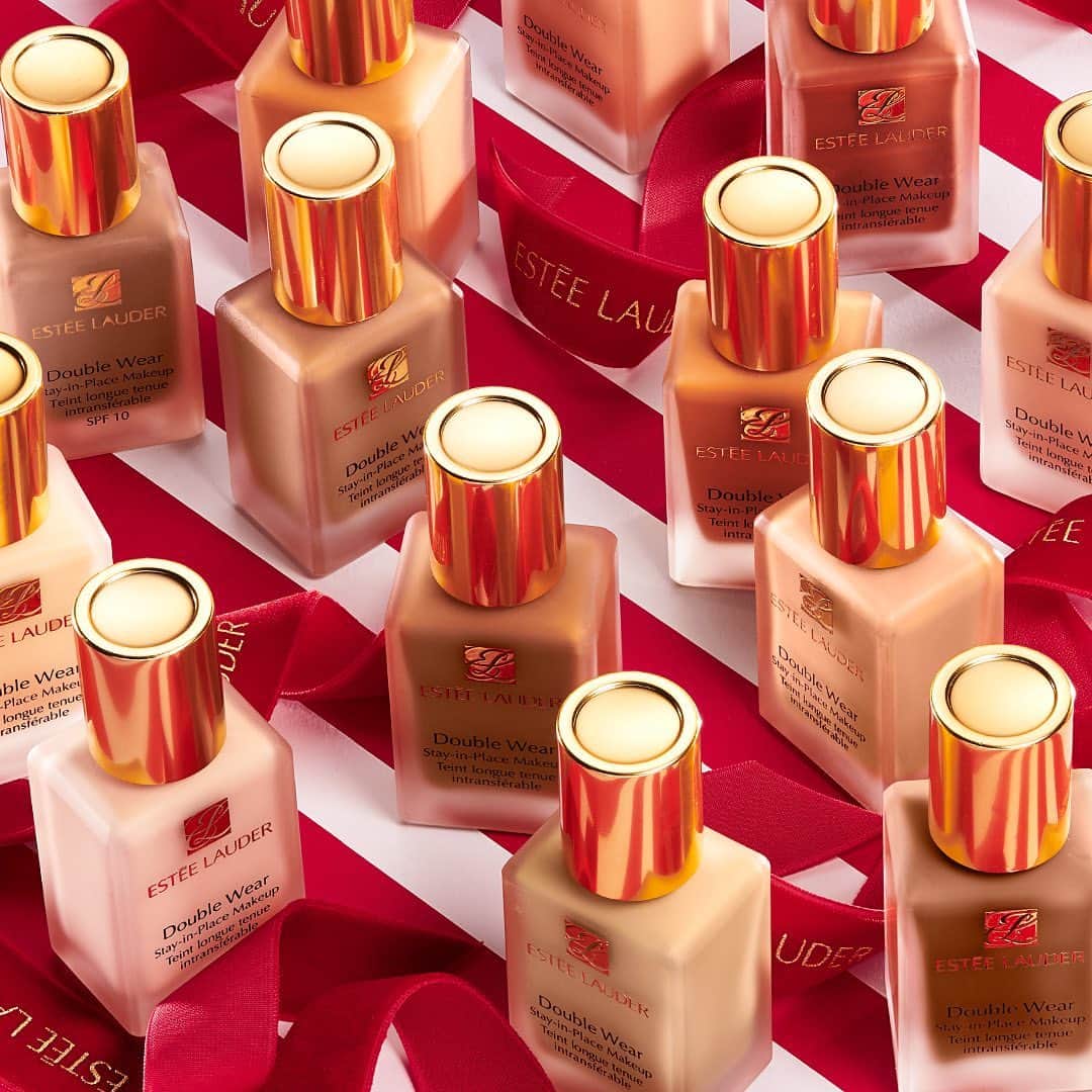 のインスタグラム：「In #GiftWonderland, everything is fresh, flawless and fabulous – just like our #DoubleWear Stay-in-Place Foundation. 💫 PLUS it’s mask-friendly – it’s transfer-resistant and sweat- and humidity- resistant so you can attend any small holiday gatherings with confidence! ✨ #GiftWonderland #EsteeWishlist」