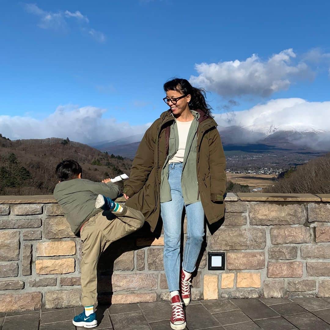 のインスタグラム：「軽井沢いってきました。 ⠀ お目当ては大人のイルミネーション。 @karuizawa_hotelblestoncourt  ⠀ なんて言いつつ、雑貨屋さん行ったり、野菜買ったり、寒いからしょーがない❄️なんて言いながら大判のストール(まぁまぁ値段するやつ)をアウトレットで買ったり(✋🏾頑張ってる自分へのプレゼント。え、何をがんばってるかはこれから自分で決めよっと😀) ⠀ 楽しかった♡みんなも軽井沢行ったら、こちらのイルミネーションオススメです。青々ビカビカしてるやつより好みなんだよね✨あ、マスクは写真撮るとき以外ずっっとしてたよ。気を付けながら楽しもう。  Denim : @vicente__official  Shirts : @madisonblue_official  Sneaker : @converse (vintage)  ⠀ #渋木のオススメ  ⠀」