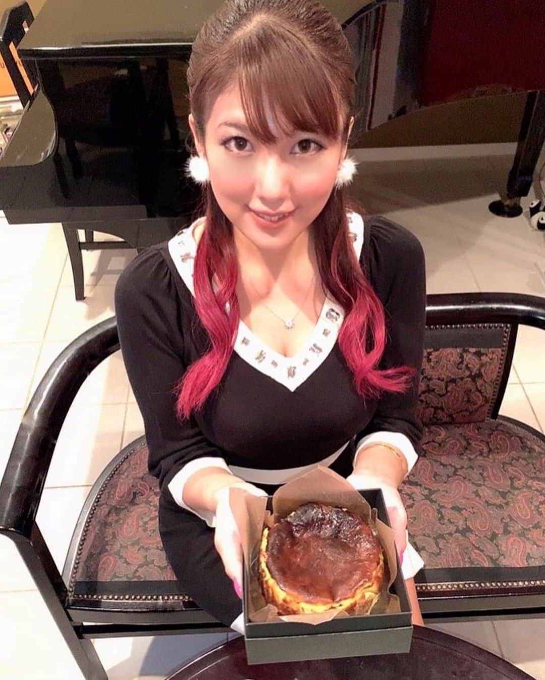 神谷麻美さんのインスタグラム写真 - (神谷麻美Instagram)「#CANDLETABLE の#バスクチーズケーキ お取り寄せしたよ🍰💕 柔らかくて美味しいし、お芋の味する🥰💕  キャンドルも付いてる～🕯💕✨ #お取り寄せグルメ  #スイーツ好きな人と繋がりたい  #おうちレストラン」11月28日 23時32分 - asamice428