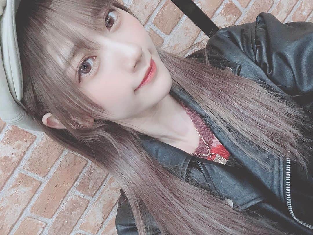 のインスタグラム：「. ネックレスつけてみてた。  気づいてくれてた人もいたみたいで嬉しい〜〜 今日はピンクゴールドでした。♡  受注受付始まって、 迷ってる方の参考になればと思って！ これから他のカラーも私服で合わせてみます☺️  https://livertineage.jp/smp/item/2201100279.html  #livertineage #コラボネックレス #ピンクゴールド」