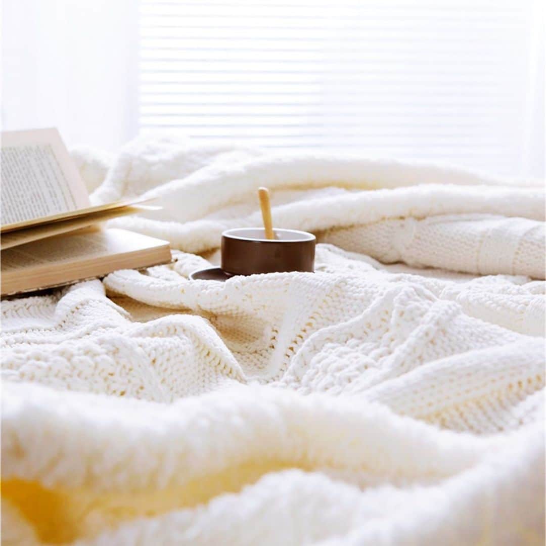チップ＆ペッパーさんのインスタグラム写真 - (チップ＆ペッパーInstagram)「Love this knitted throw blanket 😍.Happy Thanksgiving  . . . . . . . #blanket #throwblanket #apartmenttherapy #throw #interior4all #cozy #winter #interior123 #interior4inspo #interior_delux #interiordesign #myinterior #bohostyle #hangingchair #swing #industrial #thanksgiving #mynordicroom #bohemian #natural #stylraven #farmhouse #minimalisticdesign」11月28日 23時26分 - sarafernstrom_