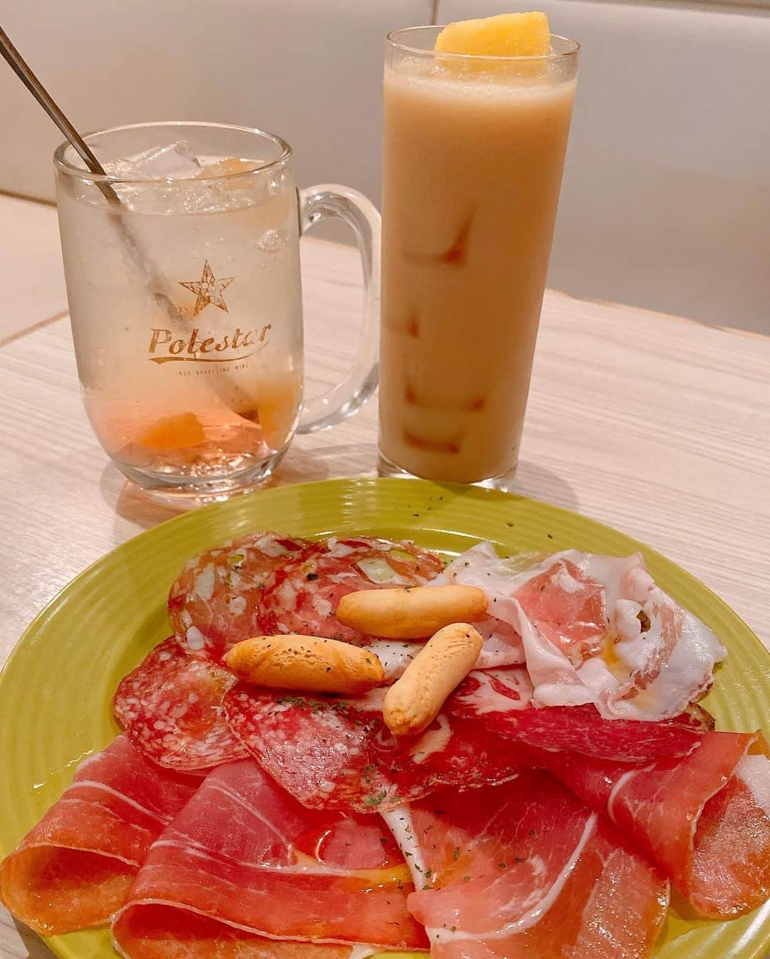 のインスタグラム：「🧀🥂🍾🧀 I drank for the first time in a while. . この前、親友に久々会えた日💗 久々のアルコール🍸 久々の生ハム🥓 久々のチーズ🧀 何でも食べれるて幸せ…💓🥺💓 変な時間に行ったから貸切状態✌️🤪 . . #alcohol#booze#despair#hope#strong#power#rawham#bestfriend#happy#解禁#お酒#チーズ#生ハム#貸切」