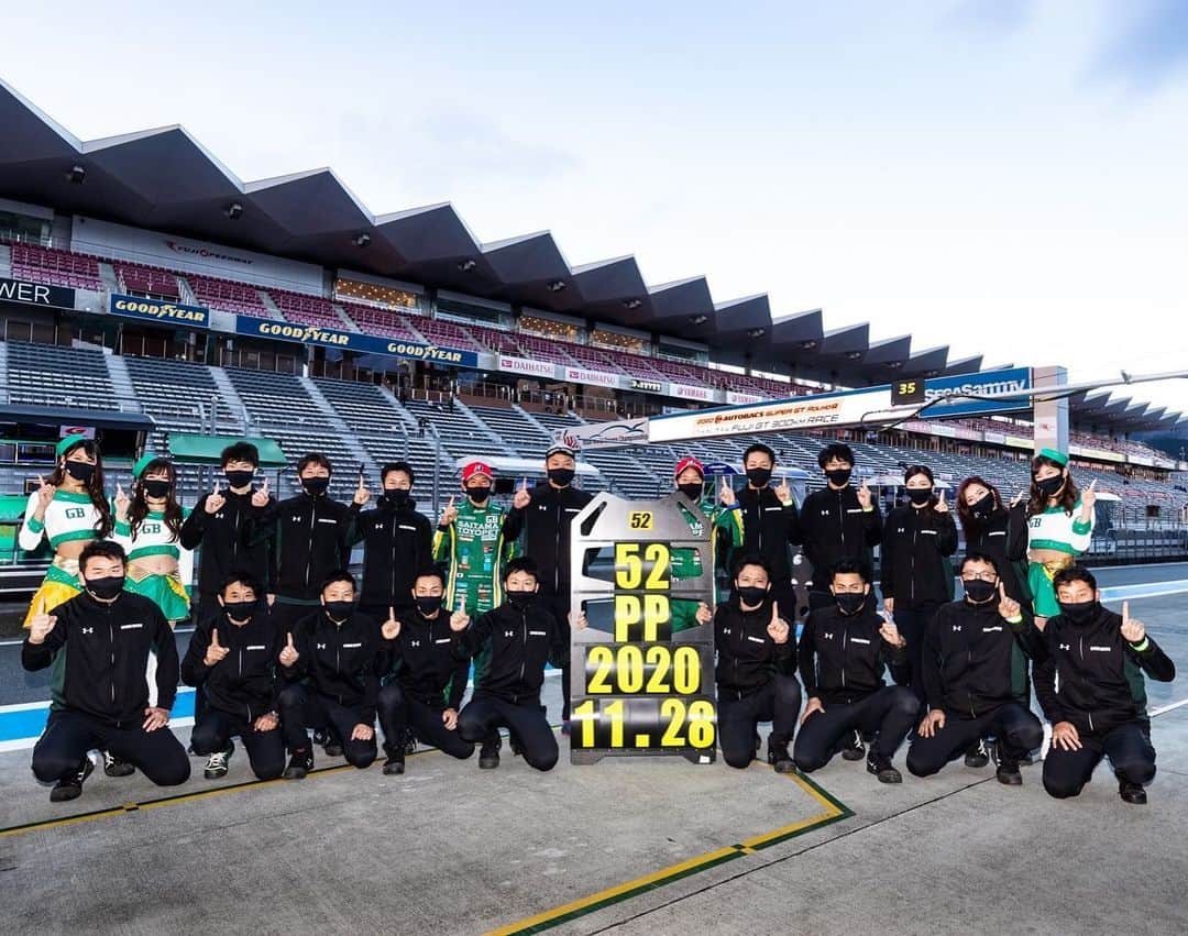 熊林保奈美のインスタグラム：「* . SUPER GT 第8戦 富士　予選日 . 埼玉トヨペットGreen Braveは Q1 A組2番手タイムでQ2進出を決め、 Q2はなんとコースレコードで ポールポジションを獲得しました😆✨  開幕戦優勝からの最終戦優勝が見たい🥺  明日も GT300クラス 52号車 埼玉トヨペットGreen Braveの応援を よろしくお願いします🦍💚  明日決勝日のタイスケ👇 10:20～10:40　ドライバーアピアランス 11:30～11:50 　ウォームアップ 11:50～13:00 　スタート進行 13:00～ 　　　  決勝レース（66Laps） . . * #埼玉トヨペット #埼玉トヨペットgreenbrave #greenbrave #supergt #supergt2020 #GT300 #レースクイーン #RQ #埼玉トヨペットサポーターズ #熊林保奈美 #道産子 #Japanesegirl #paddokgirls #pitgirl #instalike #맞팔」