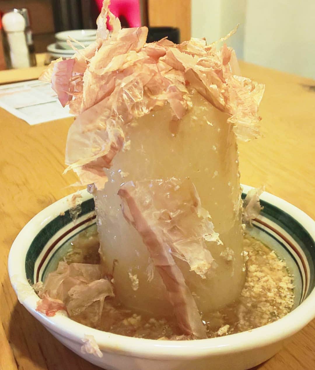 もーさんさんのインスタグラム写真 - (もーさんInstagram)「(*˙︶˙*)☆*° ☆☆☆ 新栄にある ・ 📍餃子のネオ大衆酒場ニューカムラ @new_kamura  ・ 寒くなってきたから♡ 美味しいあつあつおでんが食べたくて😋 ・ ◎鶏だし肉おでん おまかせで持ってきて貰いました♡ ・ 鶏肉の出汁の効いた肉おでん🍢 どれも ダシがしみしみで美味しい(ﾟдﾟ)ｳﾏｰ お肉は トロトロ〜.*♡*♡.*♡.* ・ ◎ひな丸鶏の素揚げ 皮がパリパリでとってもジューシー♪ ・ ◎肉汁餃子 肉汁がジュワー♡あつあつ～♡ ・ ◎名物アルコール専用焼き餃子 1つで4回美味しい😋 ①そのまま  ②刻みニンニクラー油 ③岩塩  ④お酢にブラックペッパー ・ 私はお酢にブラックペッパーが好み💓 ・ ◎大根タワーそぼろあんかけ 大根の大きさにビックリ！！ こんなに大きいのに中までお出汁がしみしみで美味しすぎた🙌💕 ・ どれも 楽しいメニューで美味しかったです😍 ・ ・ ☆コロナ対策もしっかりされてました！ ・ ・ ～＊～＊～＊～ #餃子のネオ大衆酒場ニューカムラ#新栄#居酒屋#新栄居酒屋#鶏だし肉おでん#名物アルコール専用焼き餃子#肉汁餃子#おでん#大根タワー#名古屋グルメ#名古屋居酒屋#名古屋ディナー#名古屋インスタ交流会#あいなご#genic_food #uwasalabo #ジェニサーチ #aumoグルメ #ナゴレコ#グルメディア#女子会#忘年会#新年会#新栄グルメ#インスタグルメアワード2020 #おでかけちゃん #cafemiru_愛知 #ルトロン#ニューカムラ」11月28日 23時30分 - mouusan