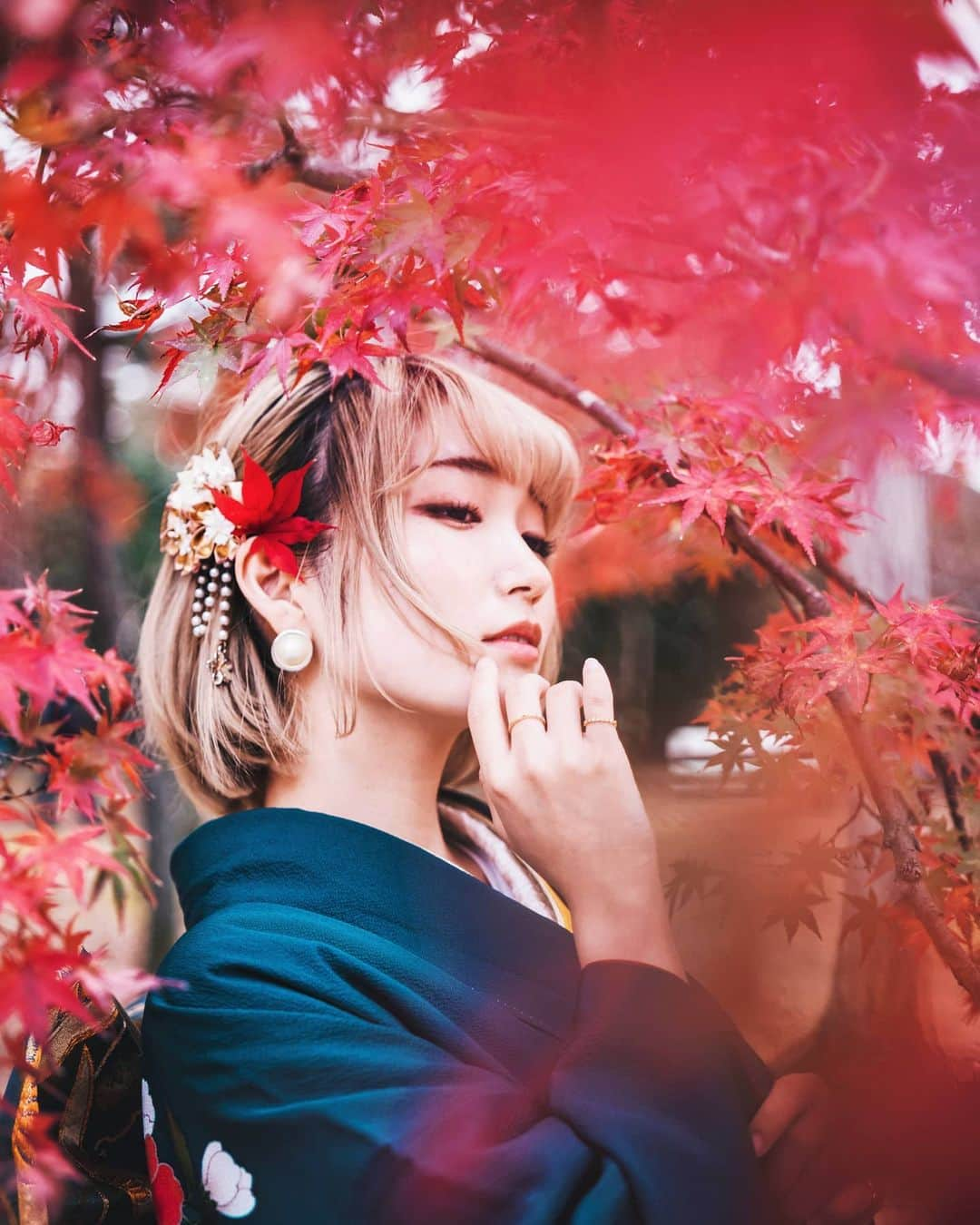 高橋伸哉さんのインスタグラム写真 - (高橋伸哉Instagram)「真紅の花 . . @lialily11  . . #portraitphotography #photography  #kyoto #travelphotography」11月28日 23時41分 - s.1972