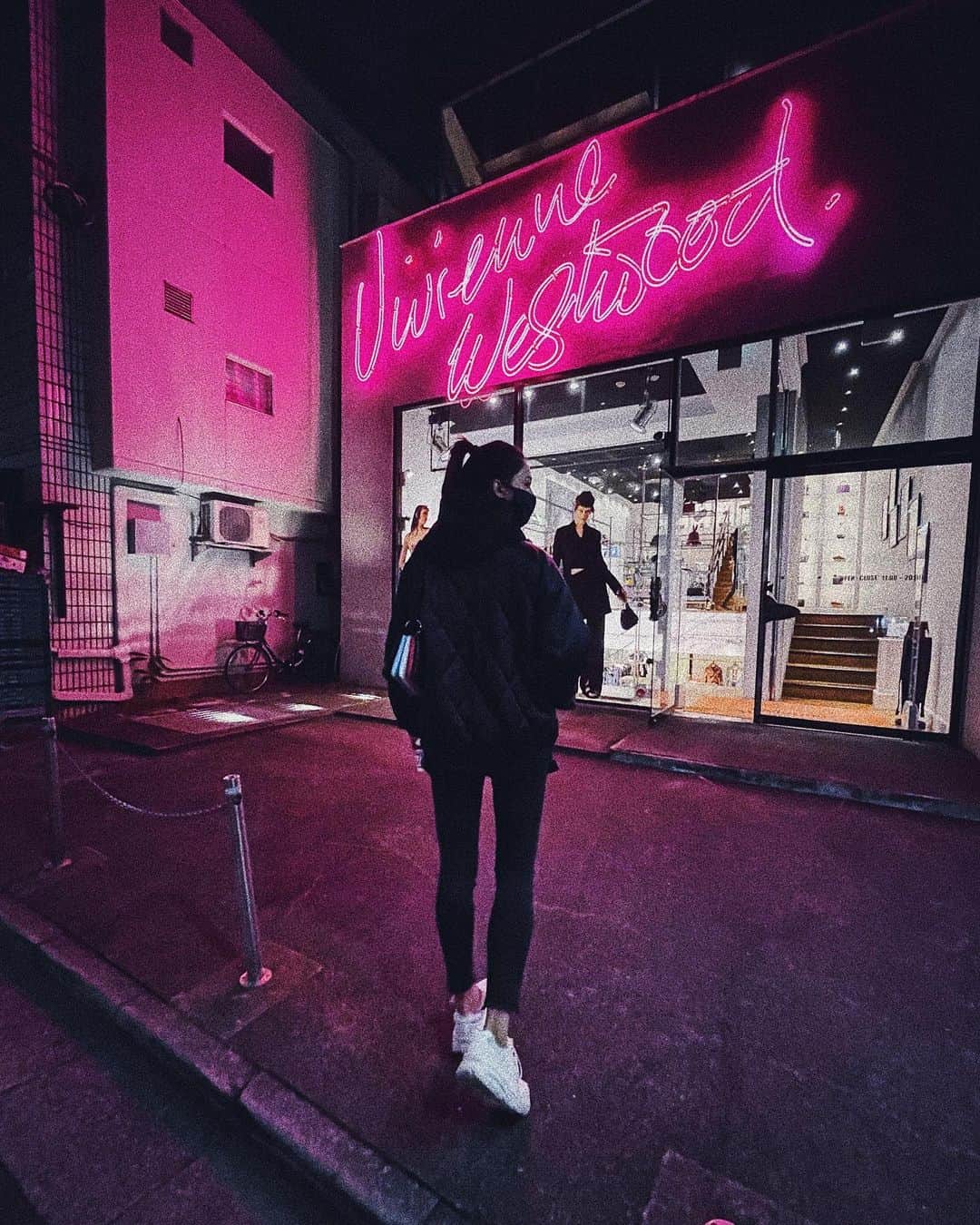 のインスタグラム：「🖤💗🖤 ﻿ ﻿ ﻿ ﻿ ﻿ ﻿ ﻿ ﻿ ﻿ #life#lifestyle#love#happy#thanks#photography#photo#fashion#ootd#outfit#neon#street#streetphotography#black#blackpink#marni#omotesando#写真#ストリート#ファッション#黒#ブラック#マルニ#表参道」
