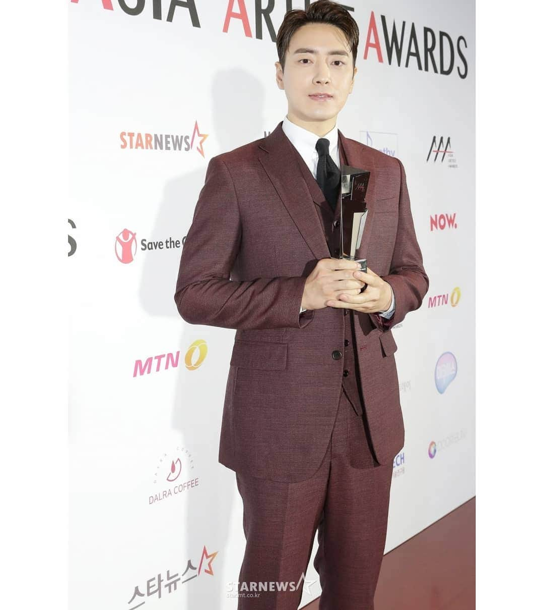 イ・ジュニョクのインスタグラム：「#이준혁 #leejunhyuk #leejoonhyuk #bestactingaward #AAA2020 #AsiaArtistAwards #asianartistsawards #asianartistsaward2020 #bestacting  Source: https://m.star.mt.co.kr/view.html?no=2020112822432192875&ref=」