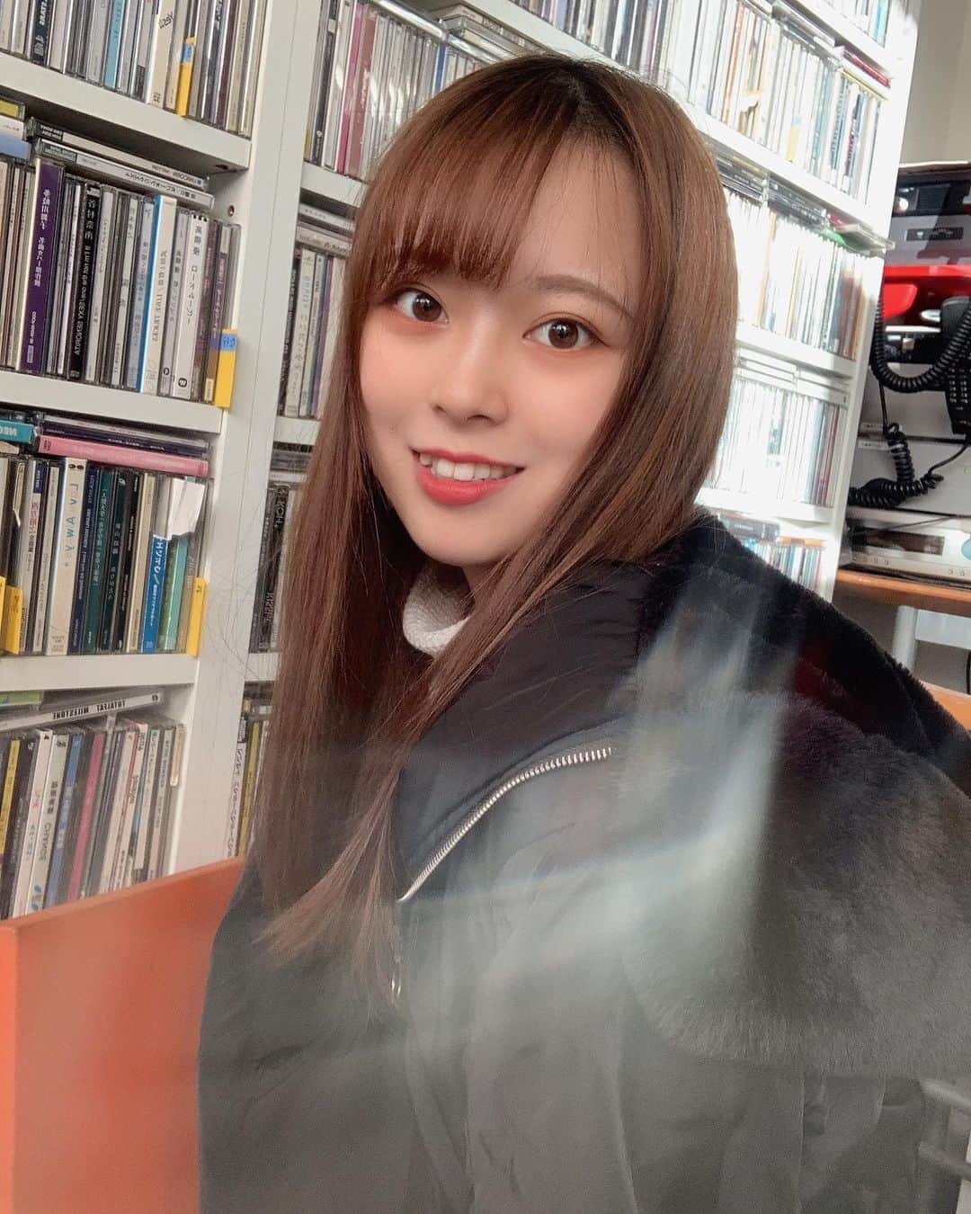 我妻美月のインスタグラム：「今日もラジオありがとうございました〜〜！どうだったかな？🍂 ． ． ． #レインボータウンfm #深川ギャザリア #ラジオ #第4土曜日 #みケらじ！」