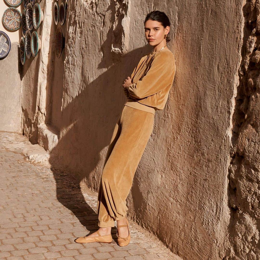 レフラーランドールのインスタグラム：「Happy Small Business Saturday to all of our friends who have been challenged to come up with creative solutions this year and had to be more resourceful than ever before. This year, no matter how you’re celebrating the holidays, we hope you’ll consider shopping small—every order on our site means so much to our small team. As a thank you, we are offering 20% off on our site with a $10 donation to The Campaign Against Hunger. We have tagged some of our other favorite small businesses to shop for gifts in the comments, and hope you’ll let us know who else you plan to shop with ❤️ Happy holiday shopping!」
