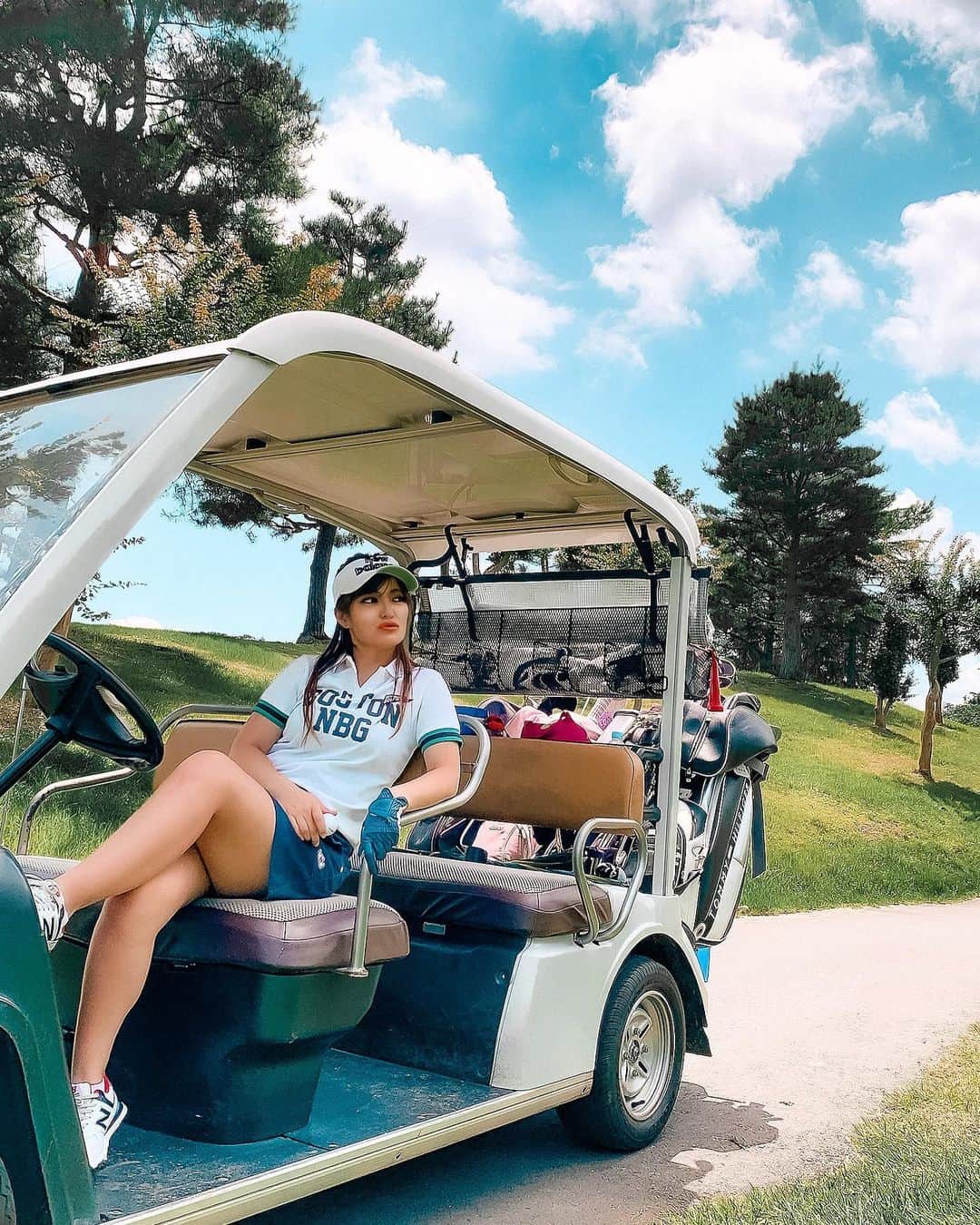 𝙴𝚁𝙸𝙲𝙰𝙽のインスタグラム：「． ⛳️ ． ． パンツ見えそう🤮🙈 ． 人生で3回しかしたことないけど レッスンは頑張ってます😗 本業忙しいけど 誘ってください👩🏽‍⚕️💓💓 ． お散歩しよ？ ． #休日の過ごし方 #ゴルフ女子 #ゴルフ#初心者#ゴルフコーデ#全身 #ニューバランス#ゴルフ場#趣味#フィットネス#スポーツ#タビジョ  #golf#fitness#newbalance#golfwear#instagood #instapic #instalike #instagram #like #nike #tokyo#japan#love#loveyourself#ootd4nylonjp」