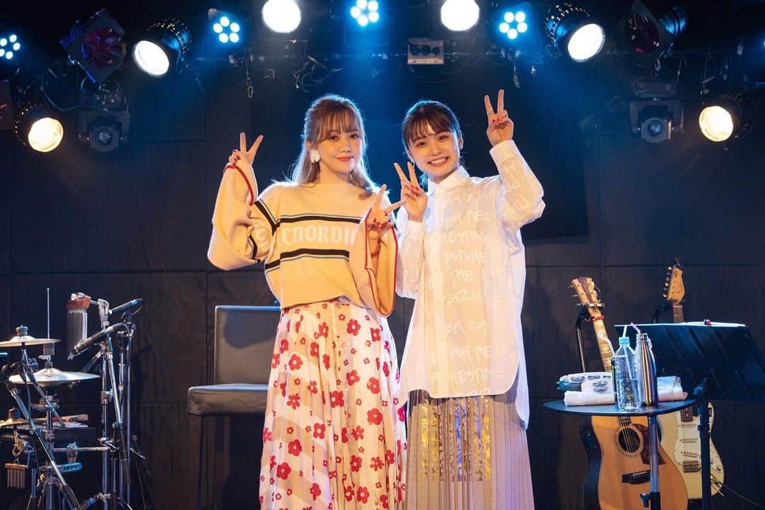 MACOのインスタグラム：「Endless Love Tour💛 〜Featuring Night〜  見てくれたみなさんありがとうございました！佳奈でぃあんと一緒に歌えてほんとに嬉しかった。MACOは佳奈ちゃんの「ふたり」を歌わせてもらって、佳奈ちゃんはMACOの「ありがとう」を歌ってくれた。それは彼女からのリクエストだった。歌い終わったあと泣かれて、こちらまでもらい泣きしそうになった。ありがとうを作ったときのことを思い出した。佳奈ちゃんのおかげで、とても温かい良い夜を過ごせたし、ぐっさん&のっちさん、各曲の素晴らしいアレンジを本当にありがとう。今月もステージを作り上げてくれたスタッフの皆さんに感謝。本当に本当にありがとうな夜✨  #EndlessLoveTourbyMACO #足立佳奈 #MACO  photo by @s2toyou」