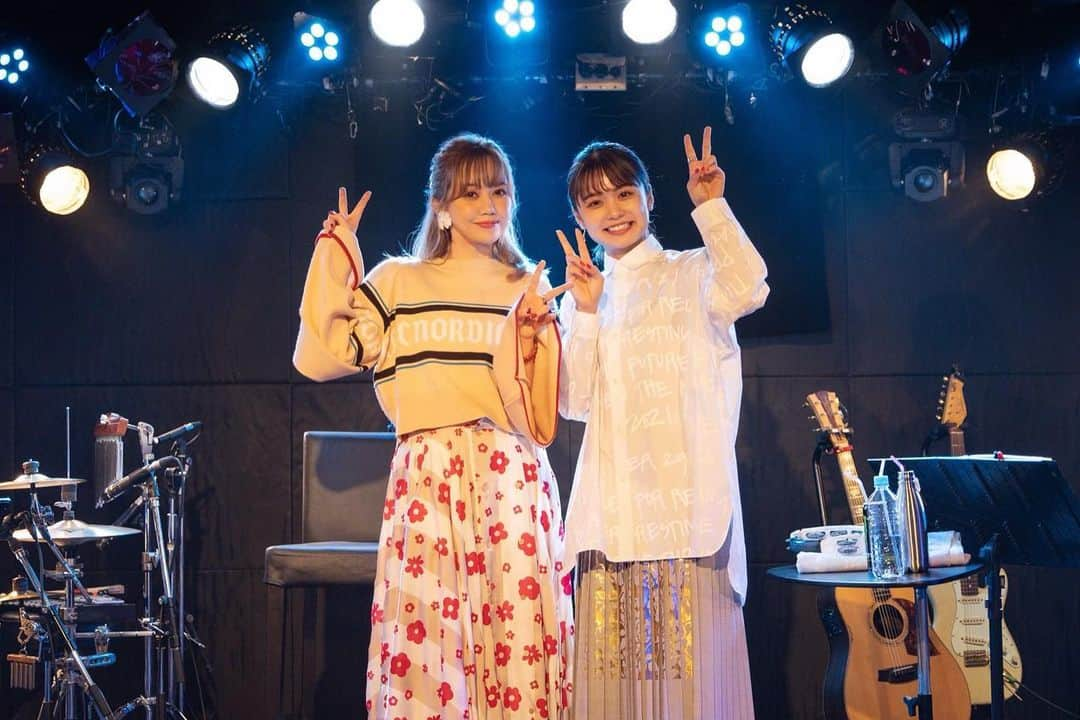 MACOさんのインスタグラム写真 - (MACOInstagram)「Endless Love Tour💛 〜Featuring Night〜  見てくれたみなさんありがとうございました！佳奈でぃあんと一緒に歌えてほんとに嬉しかった。MACOは佳奈ちゃんの「ふたり」を歌わせてもらって、佳奈ちゃんはMACOの「ありがとう」を歌ってくれた。それは彼女からのリクエストだった。歌い終わったあと泣かれて、こちらまでもらい泣きしそうになった。ありがとうを作ったときのことを思い出した。佳奈ちゃんのおかげで、とても温かい良い夜を過ごせたし、ぐっさん&のっちさん、各曲の素晴らしいアレンジを本当にありがとう。今月もステージを作り上げてくれたスタッフの皆さんに感謝。本当に本当にありがとうな夜✨  #EndlessLoveTourbyMACO #足立佳奈 #MACO  photo by @s2toyou」11月28日 23時46分 - maco___official