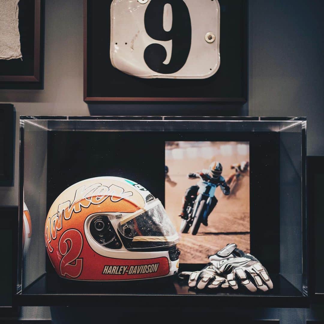 Harley-Davidson Japanさんのインスタグラム写真 - (Harley-Davidson JapanInstagram)「ある戦いの記憶。#ハーレー #harley #ハーレーダビッドソン #harleydavidson #バイク #bike #オートバイ #motorcycle #レース #racing #ヘルメット #helmet #グローヴ #glove #記憶 #memory #博物館 #museum #スリル #thrills #自由 #freedom」11月28日 23時48分 - harleydavidsonjapan