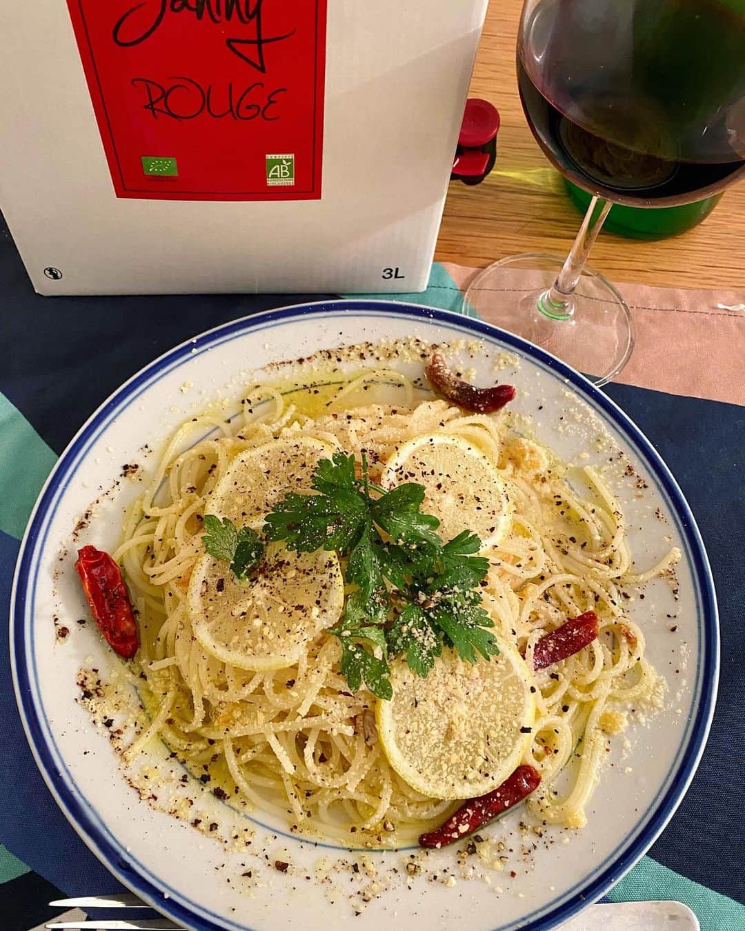 のインスタグラム：「サマソニ楽しかったなー (現在ループ配信中) 無限箱ワイン(無限ではない)と畑の🍋レモンパスタ #パスタ #レモンパスタ #wine #クボタ食堂 #sarahbel」