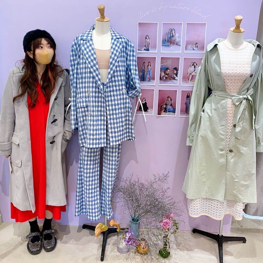 ぱいぱいでか美のインスタグラム：「HONEY MI HONEYの展示会❤︎ ꙳ #honeymihoney #exhibition ꙳ 繭さん @mayumayu1008 が誘ってくれて 初めてHONEY MI HONEYさんの展示会に行きました☻ 洗練されたフェミニンさがあって 普段はカジュアルなものが多めの私ですが 超可愛くてすごい悩んだ… 自分の背中への信頼感ね…… 悩んで悩んでスカートとロンTにしました〜 次お邪魔する機会があればそのときは背中を出すぞ！の自分に成長できてるように がんばるぞ〜と思いました。笑 いつか背中を出すぞ……。 湿気で髪の毛終わってますが気にしないでください！ あと別のとこにも行ったんだけど飾り扉の向こうが「虚無」だったのが 面白かったです。」