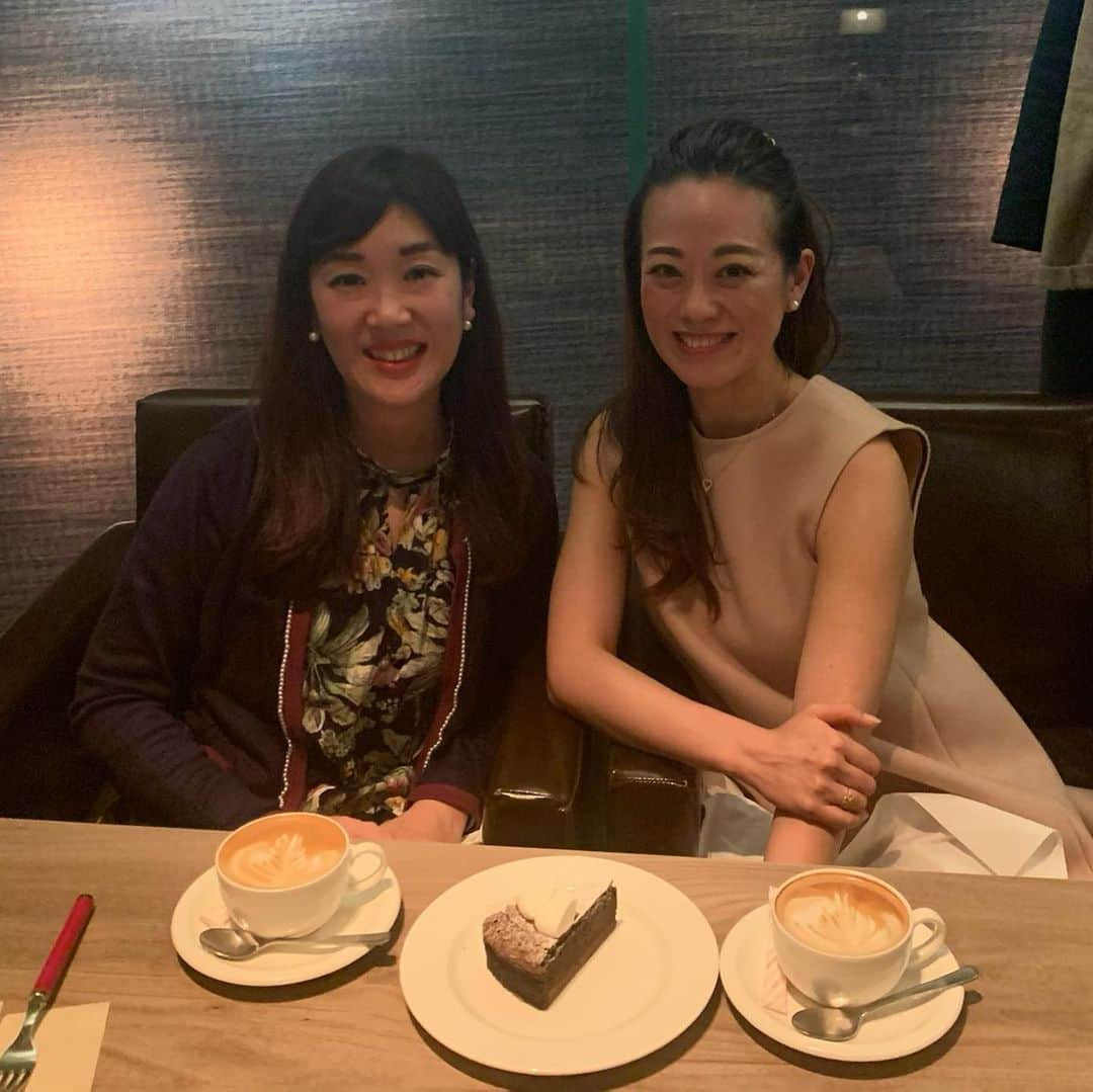 沢瀉美緒さんのインスタグラム写真 - (沢瀉美緒Instagram)「※ Italian dinner with friend👭 . お茶のお稽古で仲良くして頂いてる お友達とご飯した時のこと。 . 新宿から代々木の方に少し歩いたところにある イタリアン、Villazza Trattoria にお邪魔しました🇮🇹 . レモンチェッロとスプマンテで乾杯🥂 . ルッコラが入ったグリーンサラダ クアトロフロマッジのピザ 渡蟹のトマトクリームパスタ 和牛のサーロインをチョイス✨ . ピザはSサイズを選べたので 色々食べたい私たちにとって 嬉しいサイズ感でした🙆‍♀️✨ . 特に和牛のサーロインは とっても味わい深く 付け合わせのお野菜も バリエーション豊かで 美味しかったな✨ . 広々とした店内で ソーシャルディスタンスを取りながら ゆっくりお食事することができました✨ . . #新宿イタリアン #石窯 #ピザ #パスタ #VILLAZZA #サンルート #プラザ新宿」11月29日 0時08分 - mio_omodaka