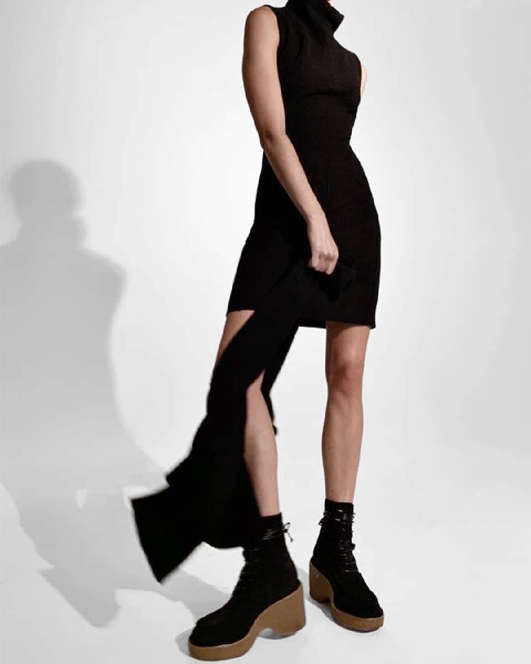 ラグ&ボーンのインスタグラム：「Takisada is our custom-made, artisanal Japanese wool. This season we branched out and made more wearable, breathable pieces from it, delivered here in the form of our Yan Mini Dress. This is quality comfort.」