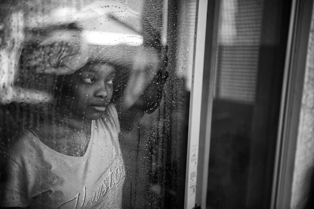 ライカさんのインスタグラム写真 - (ライカInstagram)「LFI Gallery - Editors' Pick 'Quarantined' by Robbie Jones  The eager desire to go outside and play is met with a reflection of disappointment in Arizona, USA.  Gear: #LeicaM10-P; Summilux-M 35 f/1.4 Asph FLE  #LeicaCamera #Leica #🔴📷 #LeicaGram #LFIgallery #TheLeicaLook」11月29日 0時00分 - leica_camera