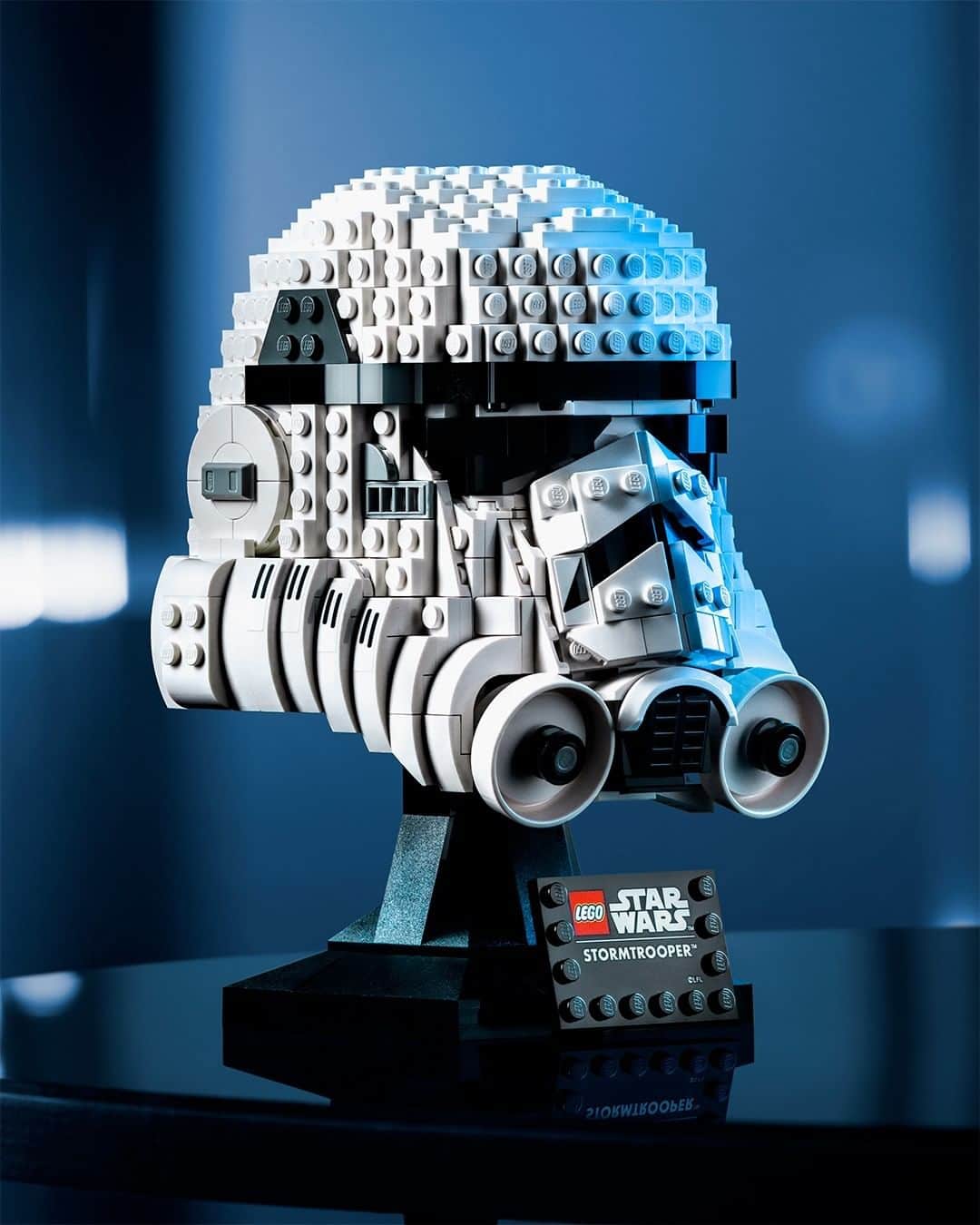 LEGOさんのインスタグラム写真 - (LEGOInstagram)「The helmet stays on… display at all times.  #LEGO #StarWars #Design #TheMandalorian」11月29日 0時00分 - lego