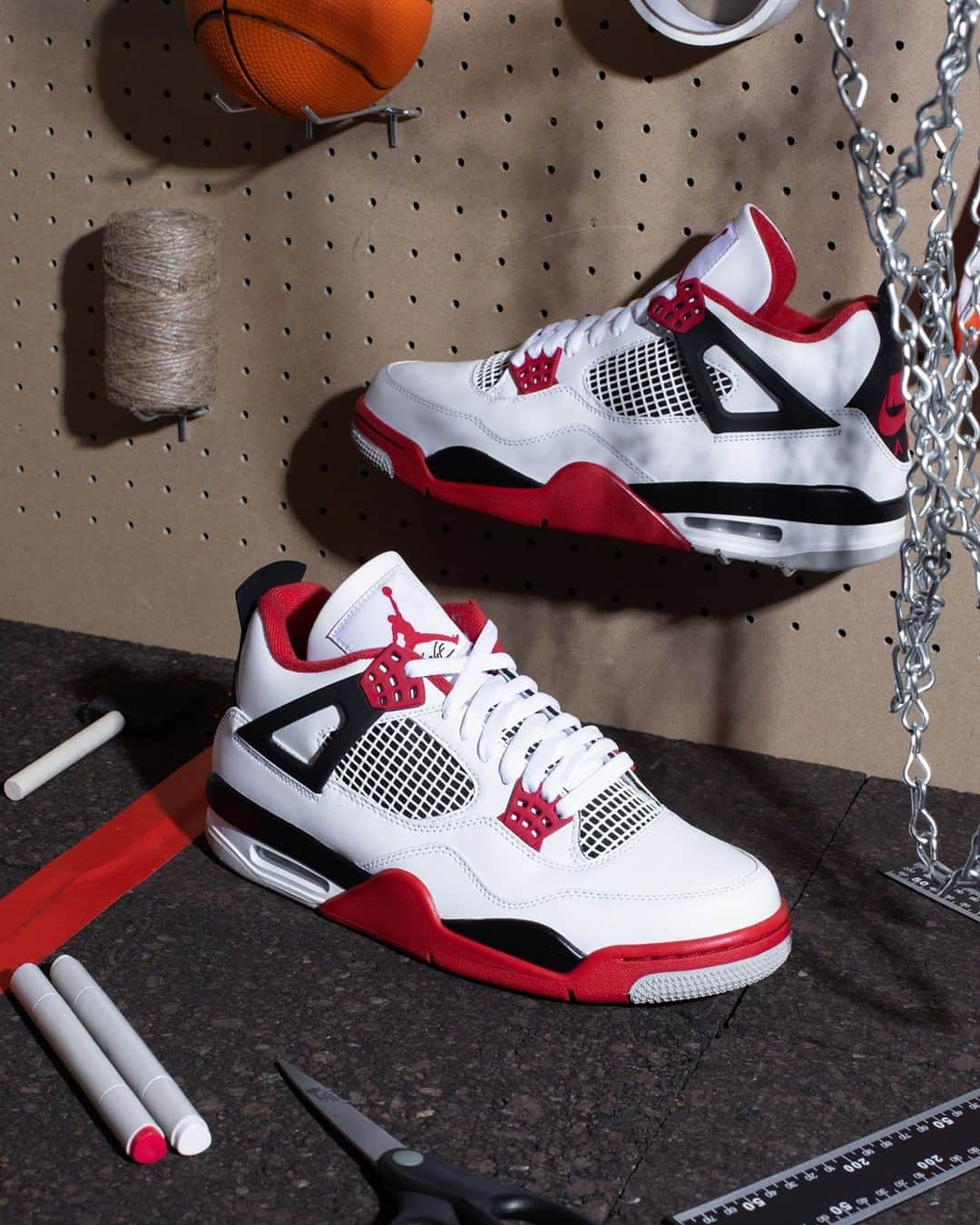 Foot Lockerさんのインスタグラム写真 - (Foot LockerInstagram)「The Air Jordan Retro IV 'Fire Red' is now available in Full Family sizing! #12daysofgreatness」11月29日 0時00分 - footlocker