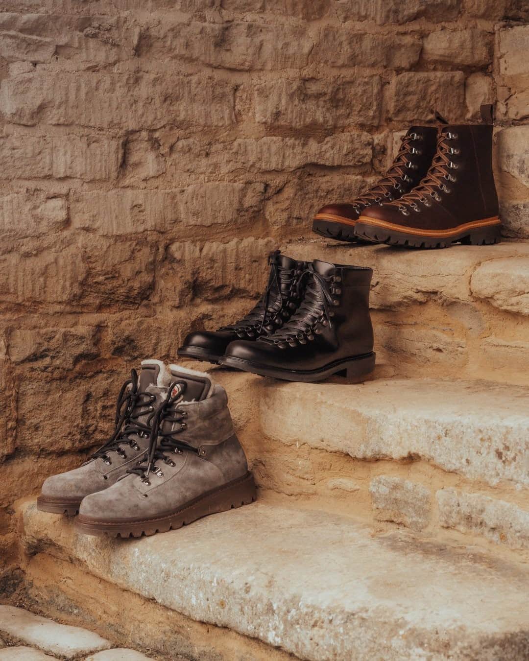 のインスタグラム：「Tucked into pumpkin pie for breakfast? Don't worry, we’re not judging. But if you feel it’s time to shake off the cobwebs, plan your hike and pick your pair 🥾」