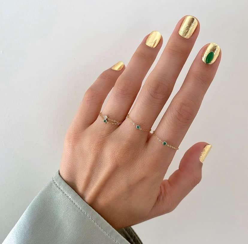 Blonde Saladさんのインスタグラム写真 - (Blonde SaladInstagram)「Gettin’ into the festive mood✨ #theblondesalad #nailsinspiration #manicure #festiveseason @betina_goldstein」11月29日 0時06分 - theblondesalad