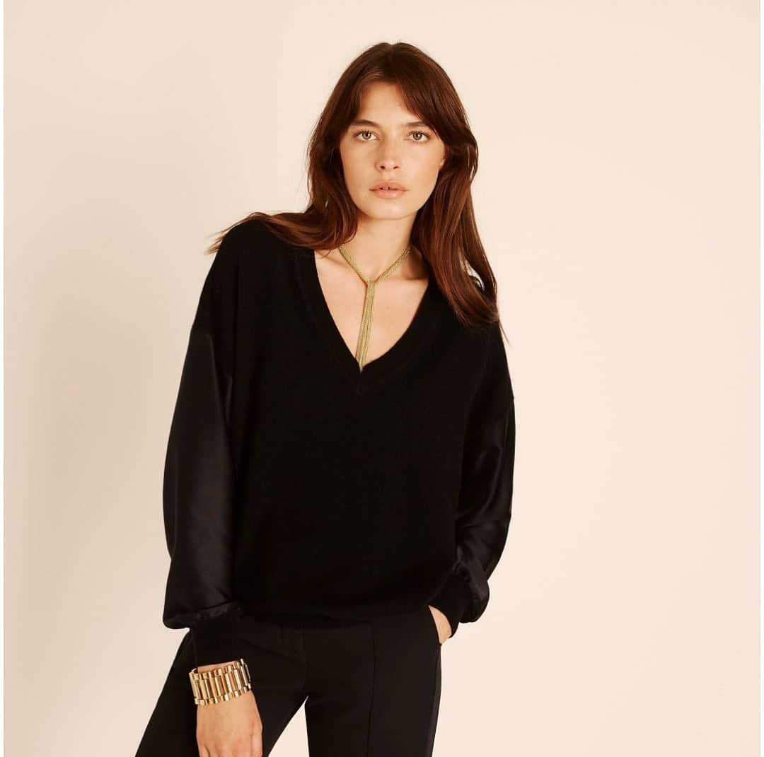 アマンダ ウェイクリーのインスタグラム：「The iconic cashmere and satin V neck... the perfect canvas for statement jewellery   #statementbracelet #statementjewellery #cashmere #parisianchic #lariatnecklace #satin」
