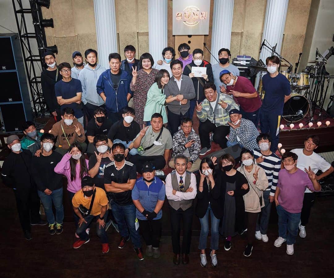 チョン・ユミンのインスタグラム：「#행복한라일락팀 #사랑해용 #우주만큼!」
