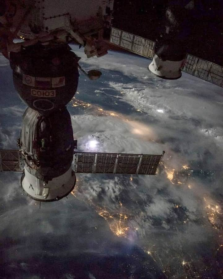 Discoveryさんのインスタグラム写真 - (DiscoveryInstagram)「View from the #ISS at night.  Photo: @nasa   #nightsky #earth #space #aerialphotography #spacesaturday」11月29日 0時22分 - discovery