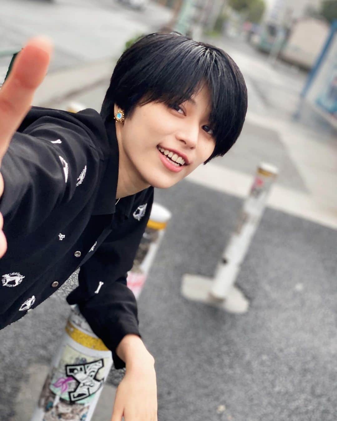 春川芽生のインスタグラム：「🚦 . こん日も小雨☔︎ アスファルトてかてか 耳には太陽🌞 #伸ばした手で傘さしな！！！！！！！💥 【📷 @kasumi_aizawa 】 . ほして明日(今日)はイベント！ え？公式に人前立つの今年初めて？？ まじで？？？？？？笑笑」