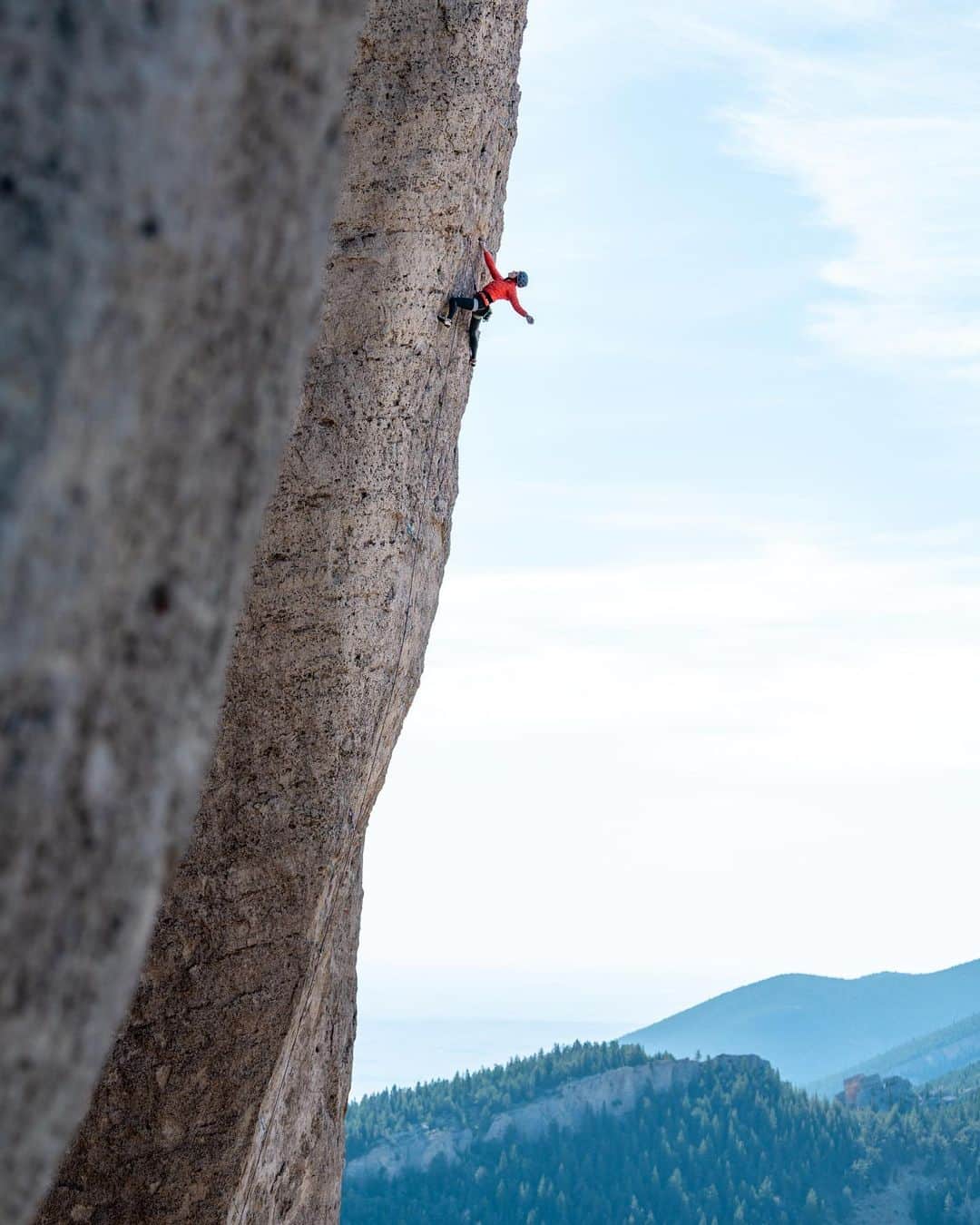 ペイジー・クラッセンのインスタグラム：「There are a few go-to strategies for endurance climbing.  #1 Learn how to rest.  #2 Avoid getting pumped in the first place by having robo forearms.   #3 Attempt to avoid getting pumped by climbing super fast (aka boulderers).  #4 Fall, screaming, because you’re perma-pumped and it feels like it might never go away.  Which method do you employ?   I normally aim for #1 and end up at #4.  Shot by @arjandekock in Wyoming’s Big Horn Mountains for @eddiebauer, featuring the FreeFuse Jacket.」