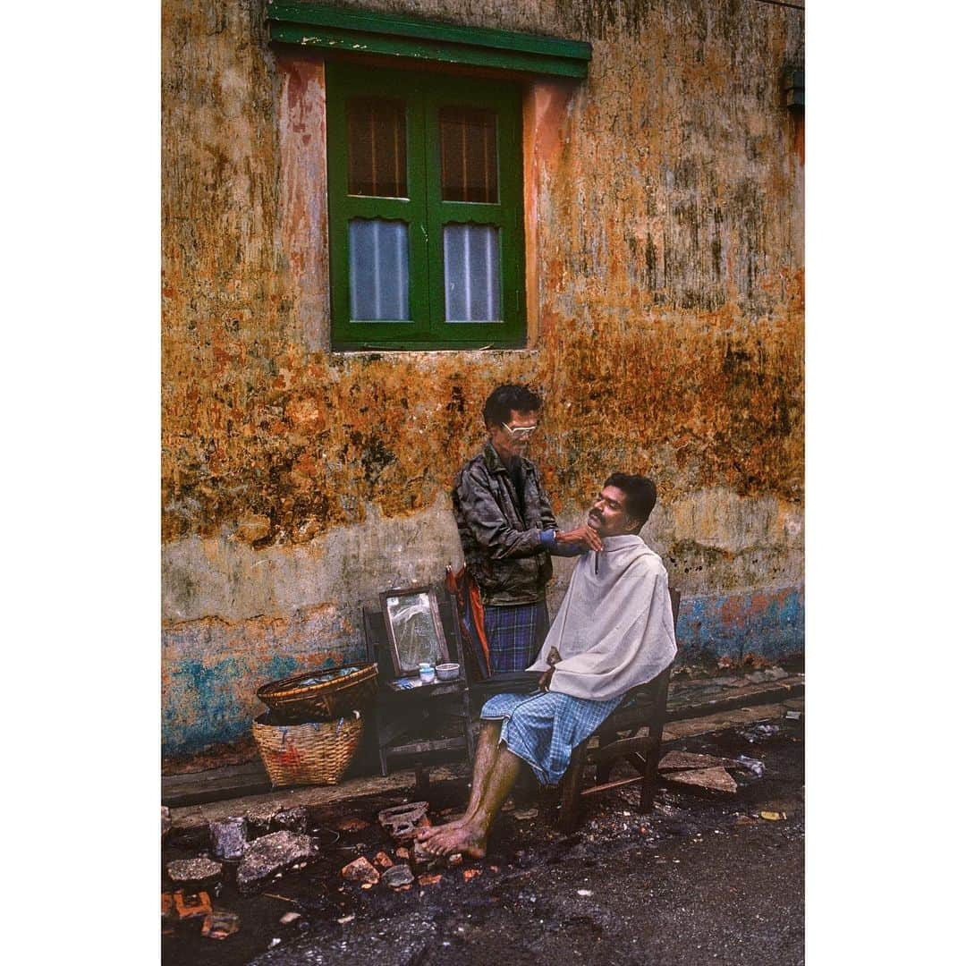 スティーブ・マカリーさんのインスタグラム写真 - (スティーブ・マカリーInstagram)「1st image: Barbershop, Yangon, Myanmar, 1994. 2nd image: Barber in the street 3rd image: People walking past military billboard」11月29日 0時31分 - stevemccurryofficial