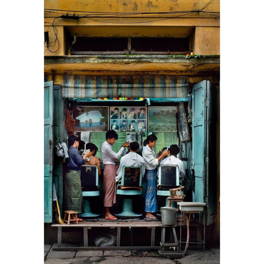スティーブ・マカリーさんのインスタグラム写真 - (スティーブ・マカリーInstagram)「1st image: Barbershop, Yangon, Myanmar, 1994. 2nd image: Barber in the street 3rd image: People walking past military billboard」11月29日 0時31分 - stevemccurryofficial