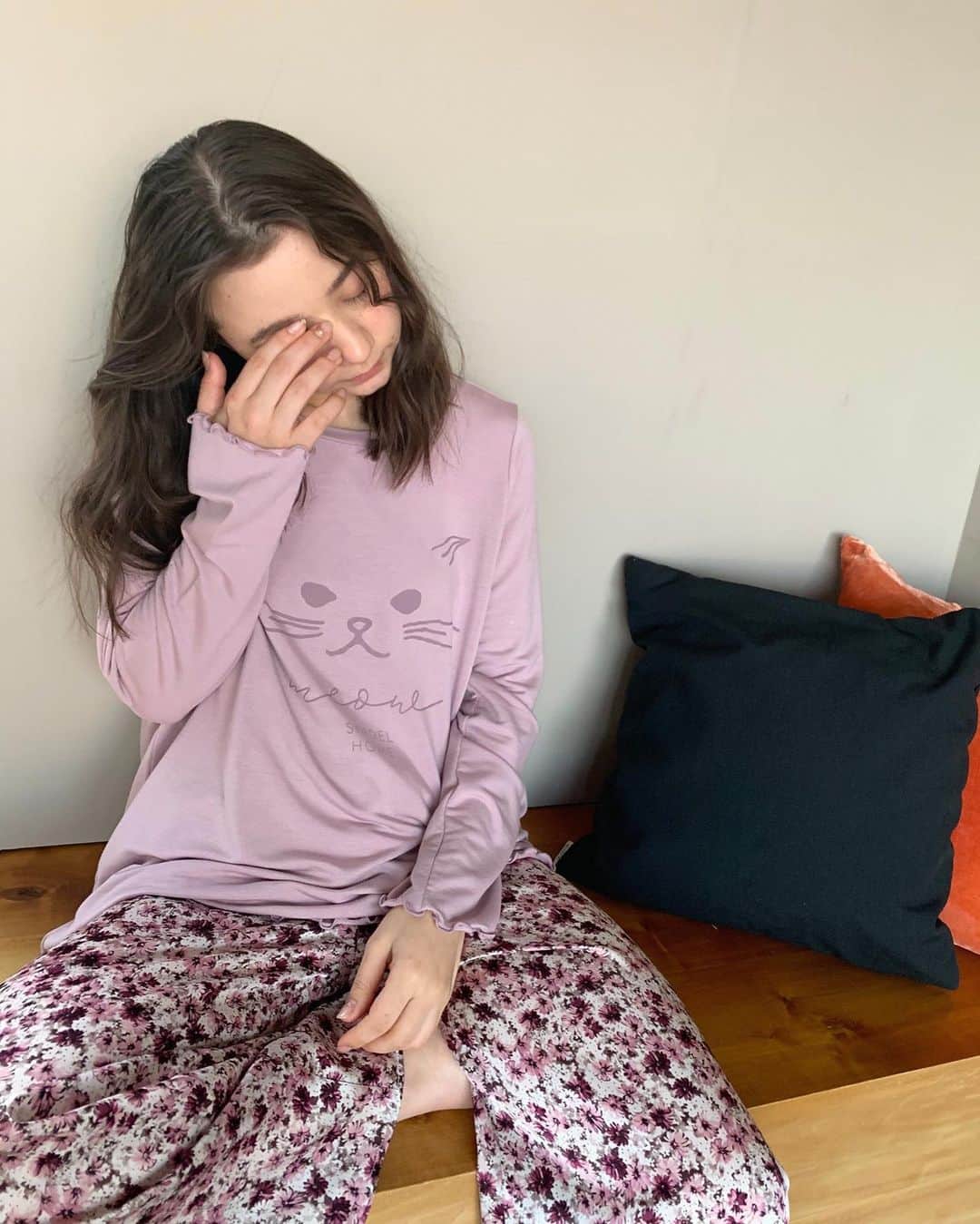 のインスタグラム：「. . SNIDEL HOME ポップアップでしか売ってない 限定ネコちゃんTシャツ🐈  なんやかんやカットソーって楽だし着やすいのよね〜☺️ 私服で着なくなったロンTを着ることもあるけど 綿が家では少し硬いからレーヨンの方が楽なのです✌️ _ #SNIDELHOME #スナイデルホーム」