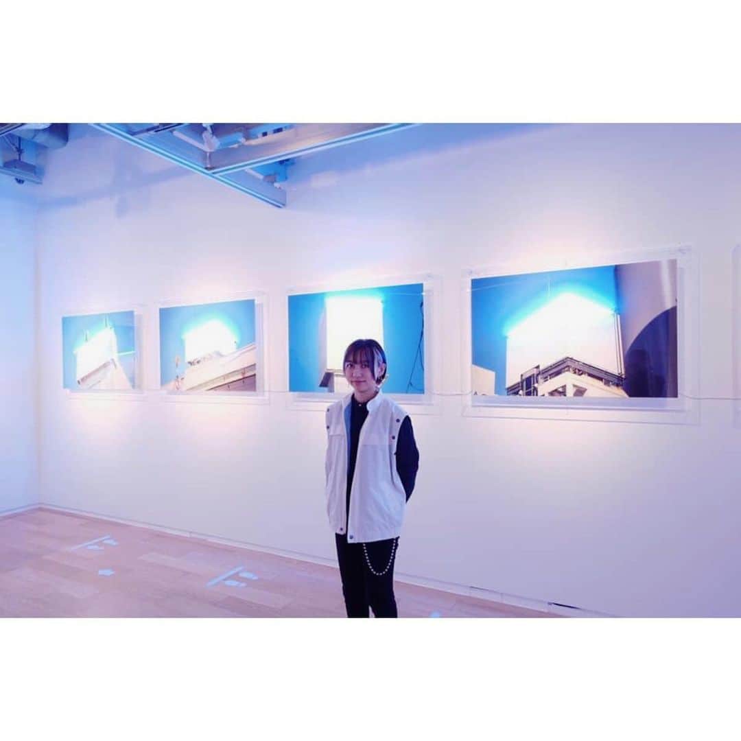 木村華子さんのインスタグラム写真 - (木村華子Instagram)「昨日(土曜)から、また月曜まで在廊しています！ どの時間も、いつも誰か来てくれていて嬉しい状況。 お越しいただいた方々、本当に有難うございました。  ちなみに今日は私の作品を、私が学生時代(!!)の頃から観てくださっている速水さん @ihirohayami と対談した様子を動画収録しました。 一瞬に感じたけど、対談とにかく楽しかったです。 動画は近日中に公開予定なので暫しお待ちください！  【木村華子個展開催のお知らせ】 "SIGNS FOR [ ]" 11/20-12/3まで 会場:ソニーイメージングギャラリー銀座 11:00〜18:00 会期中無休・入場無料 作家在廊期間11/20-23、11/28-30、12/3  #photography #photo #photographer #photooftheday #art #artofinstagram #contemporaryart #fineart #fineartphotography #blue #neon #neonsign #sony #ginza #instaart #artist #ig_art #sonyimaginggallery #gallery #tokyo #現代アート #アート #銀座 #ソニー #写真 #現代美術 #展示 #個展 #ギャラリー #木村華子」11月29日 0時43分 - hanako_kimura_days