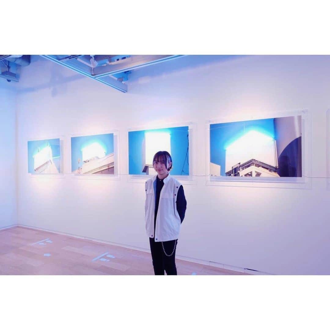 のインスタグラム：「昨日(土曜)から、また月曜まで在廊しています！ どの時間も、いつも誰か来てくれていて嬉しい状況。 お越しいただいた方々、本当に有難うございました。  ちなみに今日は私の作品を、私が学生時代(!!)の頃から観てくださっている速水さん @ihirohayami と対談した様子を動画収録しました。 一瞬に感じたけど、対談とにかく楽しかったです。 動画は近日中に公開予定なので暫しお待ちください！  【木村華子個展開催のお知らせ】 "SIGNS FOR [ ]" 11/20-12/3まで 会場:ソニーイメージングギャラリー銀座 11:00〜18:00 会期中無休・入場無料 作家在廊期間11/20-23、11/28-30、12/3  #photography #photo #photographer #photooftheday #art #artofinstagram #contemporaryart #fineart #fineartphotography #blue #neon #neonsign #sony #ginza #instaart #artist #ig_art #sonyimaginggallery #gallery #tokyo #現代アート #アート #銀座 #ソニー #写真 #現代美術 #展示 #個展 #ギャラリー #木村華子」
