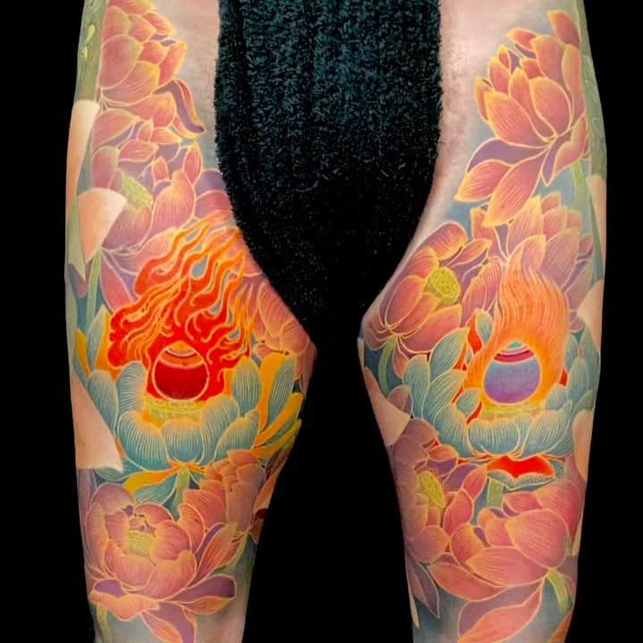 SHIGEのインスタグラム：「Last session,, The “Juju project”. by freehand,, Thank you again @fugenbosatsu  お疲れ様でした！  #shige #shigetattoo #shigeyellowblaze #yellowblazetattoo #黄炎 #蓮  #宝珠 #釈迦如来 #日本刺青 #lotus #houjyu #syakanyorai #japanesetattoo #japaneseart @bishoprotary #bishoprotary @inkeeze #inkeeze #dipcaps #bishopfamily #fusionink #fusioninkproteam #freehandtattoo」