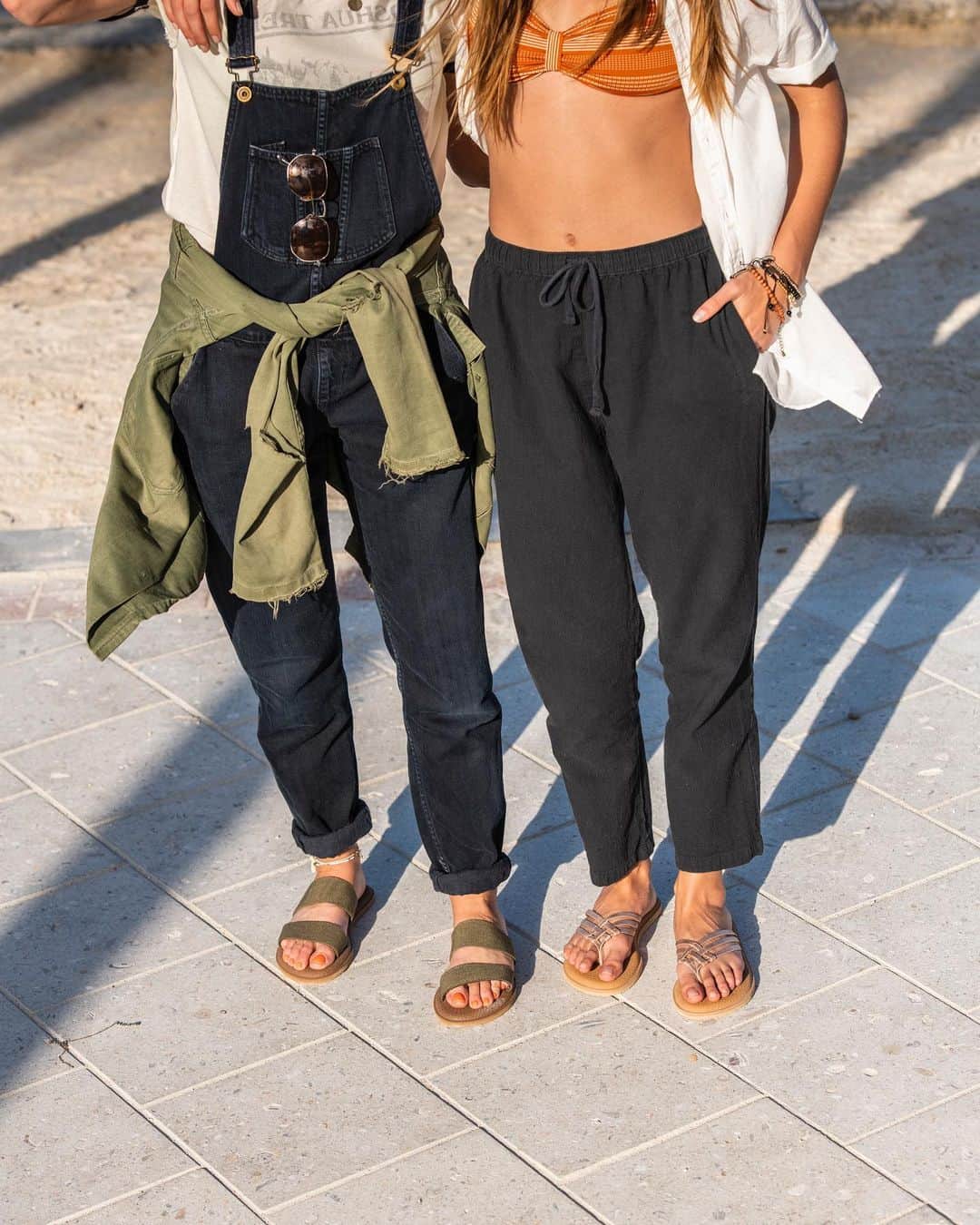 サヌークのインスタグラム：「One for you. One for someone in your crü. Get to giftin’ with up to 50% off at Sanuk.com.」