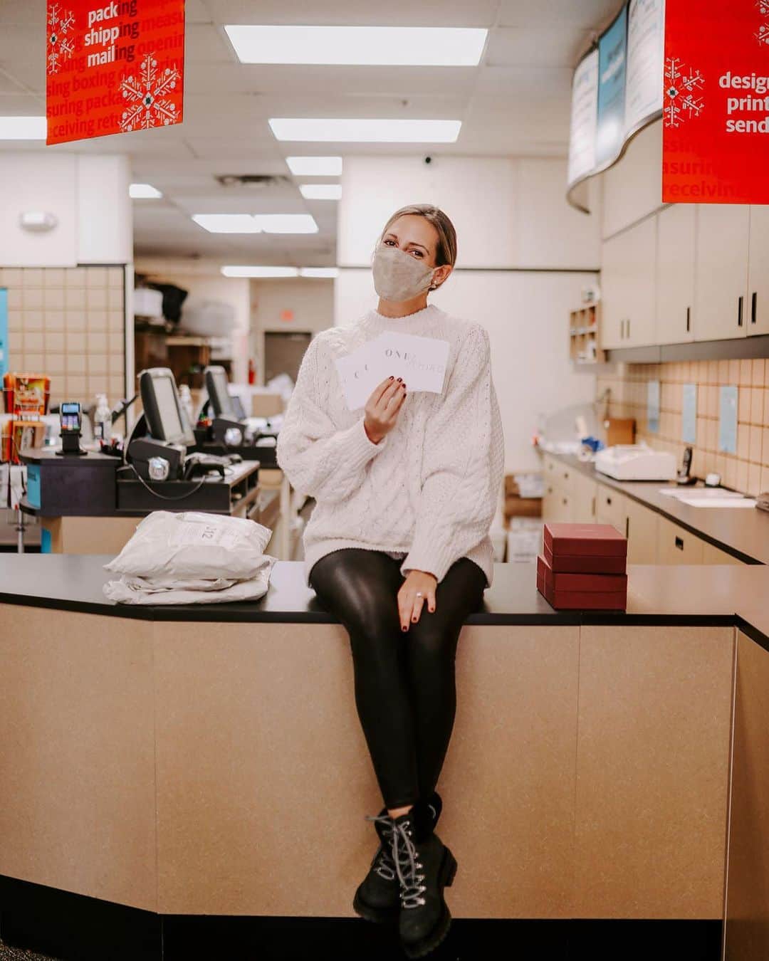Anna Jane Wisniewskiのインスタグラム：「It’s #smallbusinesssaturday! When you own a small business (especially a newer one), you may work from home and the holidays can be the busiest time of the year for small business owners! If your home office doesn’t have a shipping and printing center, chances are you will find yourself looking for some resources to help make life easier during this busy season. Enter @theupsstore, my home away from home.  When we launched @shoponethird in 2019, we realized we needed shipping support, like a proper mailbox for returned items. So I’ve been a key holding mailbox recipient ever since! I also use my local @theupsstore for returns, shipping samples to our pattern maker (we have to have Zoom sample fittings ever since covid hit!), and even their printing services. We have used @theupsstore to print out collateral with our logo for events (remember those?) and notecards for our packages to customers.  As a small business owner, this holiday season is going to be like nothing we’ve ever experienced, so I’m leaning on @theupsstore for help!  All in all, @theupsstore has been a part of my small business experience and it’s been a beautiful relationship.」