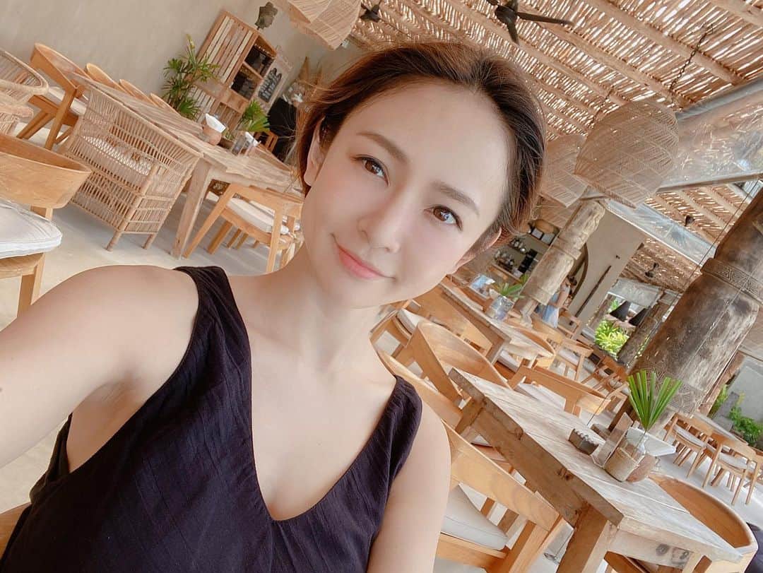 本田麻里絵さんのインスタグラム写真 - (本田麻里絵Instagram)「は、晴れたー☀️❤️  南国最高( *´艸｀)  ランチで行ったところがめちゃおしゃれでした✨ そしてトムカーガイが想像を遥かに超えて美味しかった‼️💓  #kohsamui #samuiisland #karmaresorts #boputbeach #サムイ島 #赤ちゃん連れ旅行 #バンコク子育て#バンコク生活 #バンコク在住 #バンコクライフ #バンコク暮らし #タイライフ」11月29日 0時39分 - mariennu.bkk