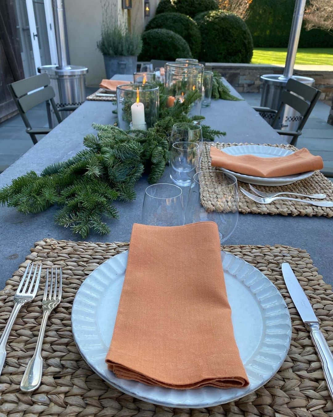 アイナ・ガーテンのインスタグラム：「Seeing friends for a socially distant lunch outdoors while the weather is still gorgeous!  #easy #staysafe」