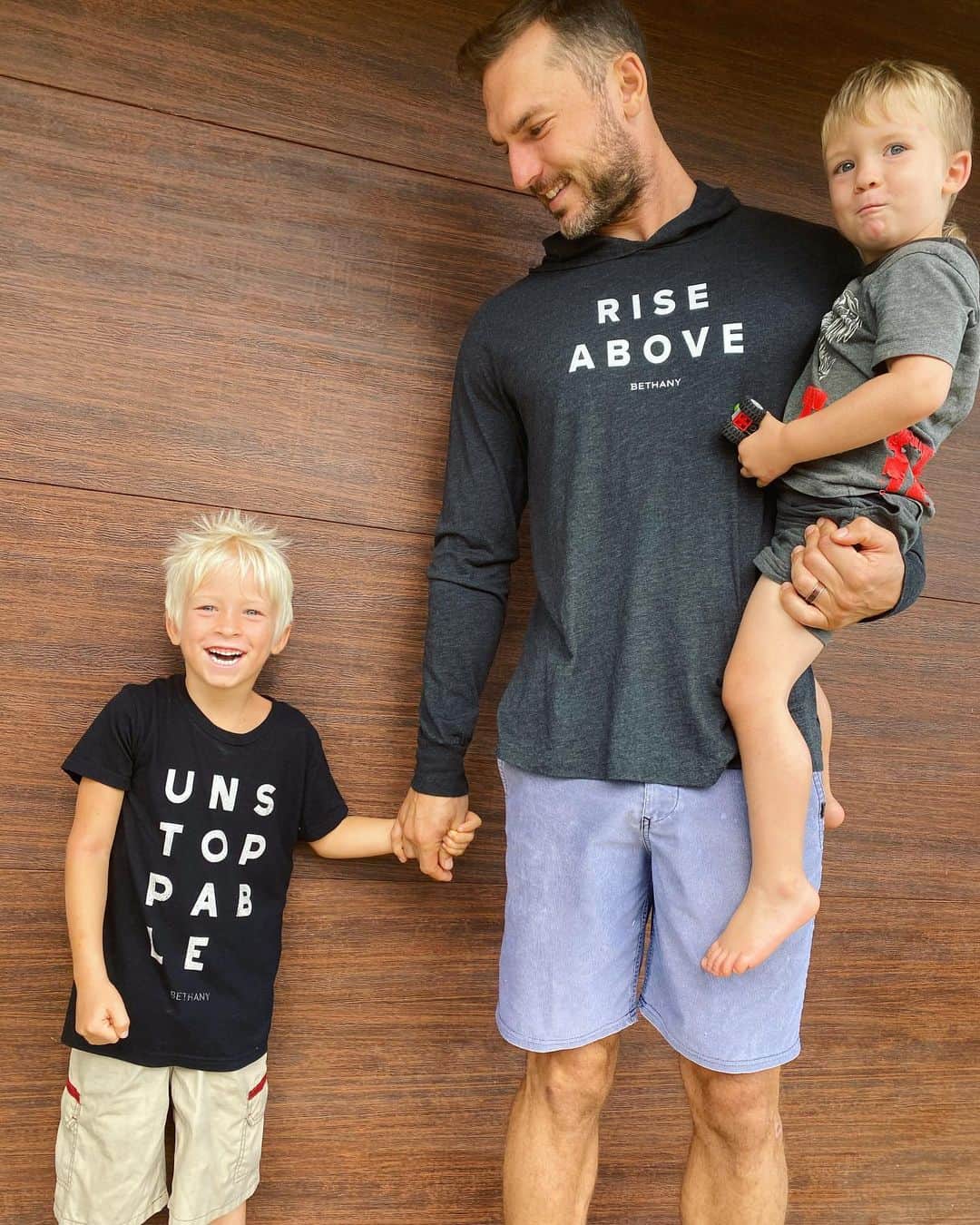 Bethany Hamiltonのインスタグラム：「Gosh they melt me 🥰♥️✨  You can shop these shirts on our website for your unstoppable life inspo! SALE TILL MONDAY! I loves sales haha  Let 2021 be a year of growth and positive change! 💯👊🏽🔥 #UnstoppableGratitude」