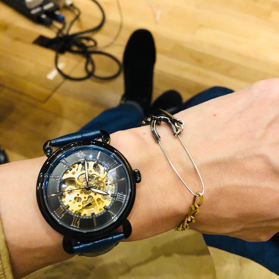 のインスタグラム：「時を刻む秒針に合わせていく 。 ステルスみたいな黒い文字盤が今までに無い雰囲気を醸し出してて、スタジオワークの気分も上げてくれる 。  #lobor #ロバー #腕時計 #時計 #手元倶楽部 クーポンコードは【oniy0kz11】使用で10パーセントOFF  http://lober.jp @loborjapan」