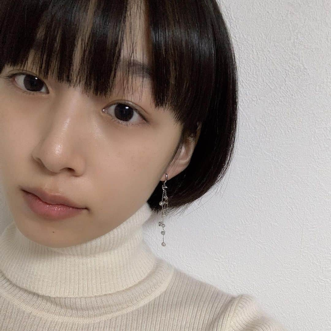 坂田莉咲のインスタグラム：「もうすぐ冬だし 色々と新調しようと思って イヤリングを買いました  新しいものを買うと 気持ちも変わって 嫌なことも吹っ切れる気がします☺︎   #イヤリング　#アクセサリー #シルバーイヤリング」