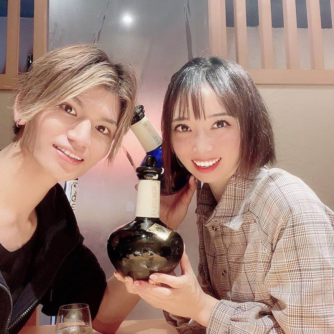 のインスタグラム：「彼のお誕生日お祝い 第二弾は神楽坂へ行きました㊗️🎂💕 . 有名な日本酒 #八海山 とコラボした #越後酒房八海山 で美味しいお酒とお料理 をいただきました😋💕 . 入口には八海山の一升瓶がズラーっと並んでいて圧巻！🍶✨ . 今回はアラカルトでいただきました . オクラと山芋のギバサとろろサラダ だし巻き玉子 旬の鮮魚のお造り7種盛り 八海山をイメージして作られた和牛のすき焼き鍋 伴助ホッケ 八海山吟醸プリン . 美味しい日本酒と絶品料理の数々に感動😭✨ . お誕生日は何回でもお祝いしたくなります❤️ . #八海山神楽坂」