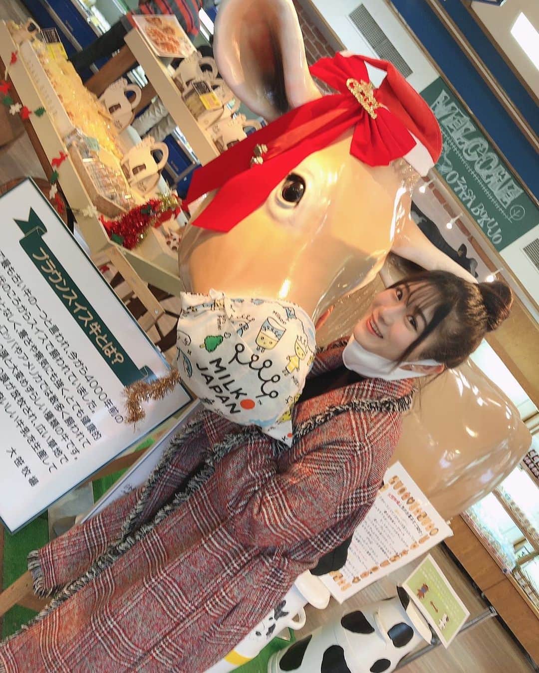 のインスタグラム：「🐄🐄🐄🐄  冷えた体を温泉に浸けて、アメとムチ！  頭には久々に💩つけてミタっ」