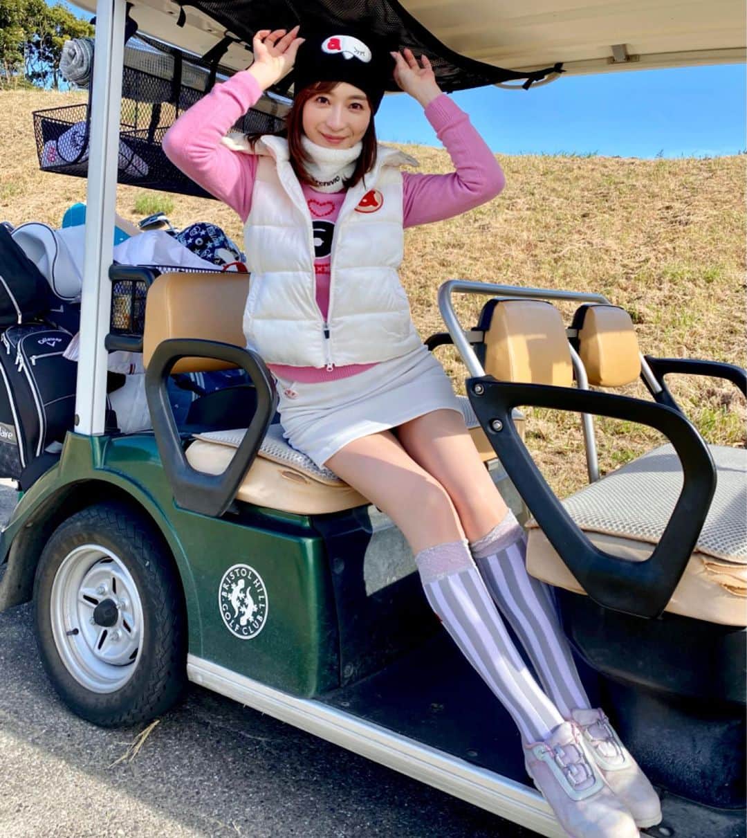 のインスタグラム：「アルチビオの猫耳ニット帽可愛い😻 アルチビオスタッフの皆様、うちのマネージャーさん満場一致でこのニット帽かぶることに決まった😋✨普段はできない可愛いコーデも許されるのがゴルフウェアのいいところ😂💕 明日の13時30分からはBS12 #ゴルフ女子 ヒロインバトルの再放送もあります🥺是非☺️💗 #アルチビオ #ゴルフウェア」