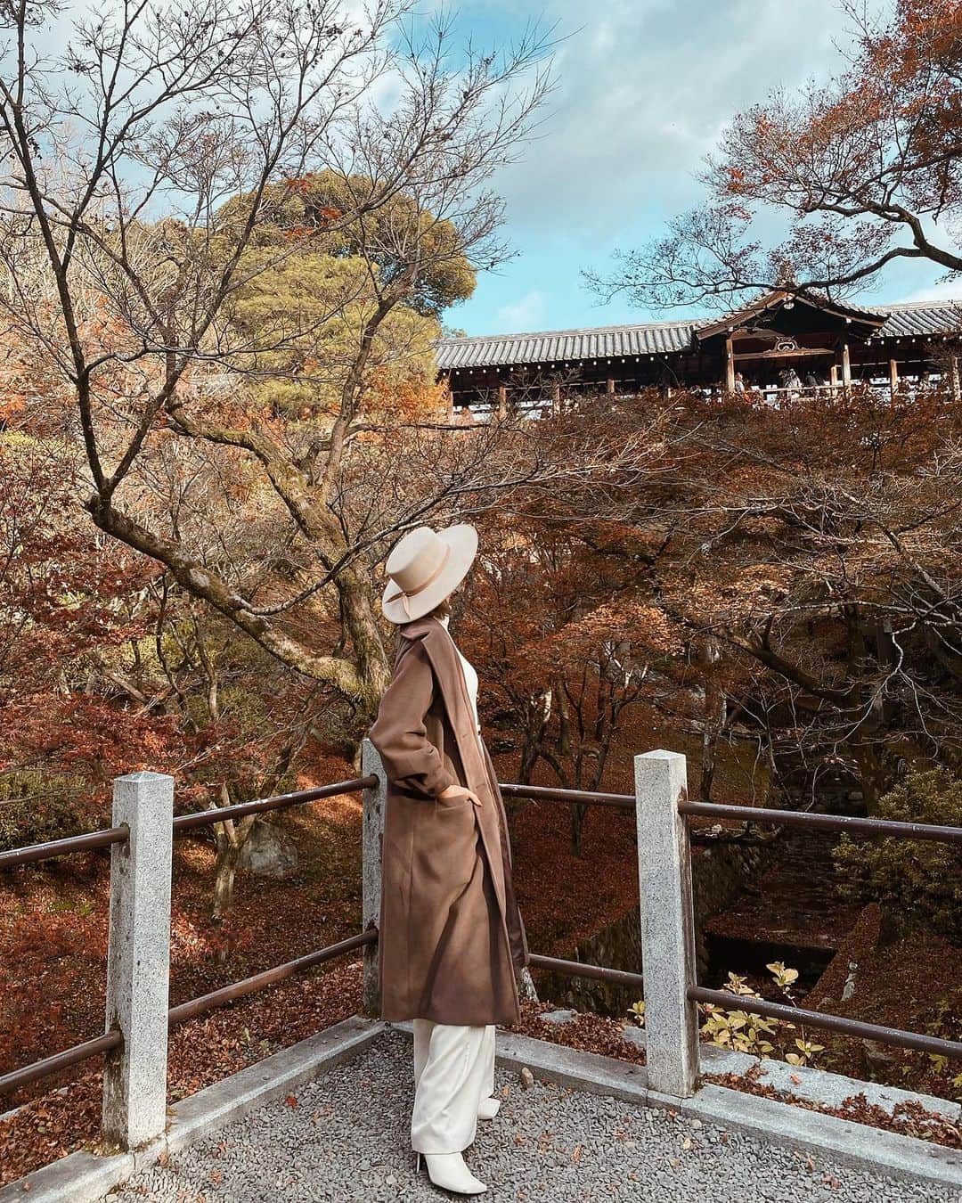 孫きょうのインスタグラム：「明日USJで撮影の仕事を頂いたから 前入りで京都に寄ったよ🍁🏯  outer @fifth_store  sizeM／60%OFF  #ootd #outfit #fifth #fifthtl  #フィフス #カジュアル #コート #高身長コーデ #秋コーデ #冬コーデ #アウターコーデ #ボリュームスリーブラグランコート」