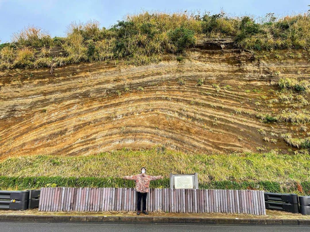 濱田将充のインスタグラム：「伊豆大島 地層切断面　通称バウムクーヘン 一万五千年前から噴火で降り積もった高さ30メートル長さ600メートルの断面は圧巻でしたかなかった。 ブラタモリでタモさんも歩いたんだなぁと感動した。 究極にジオってる。」
