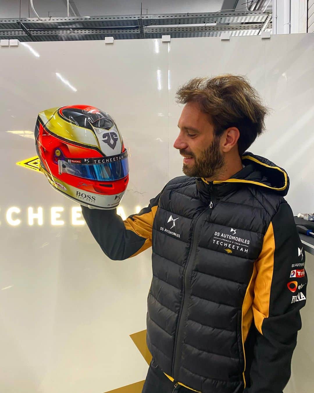 ジャン＝エリック・ベルニュのインスタグラム：「New season - New Helmet.  Merci @adripaviotdesigns et @valentinbelgy  pour ce nouveau design! 😍」
